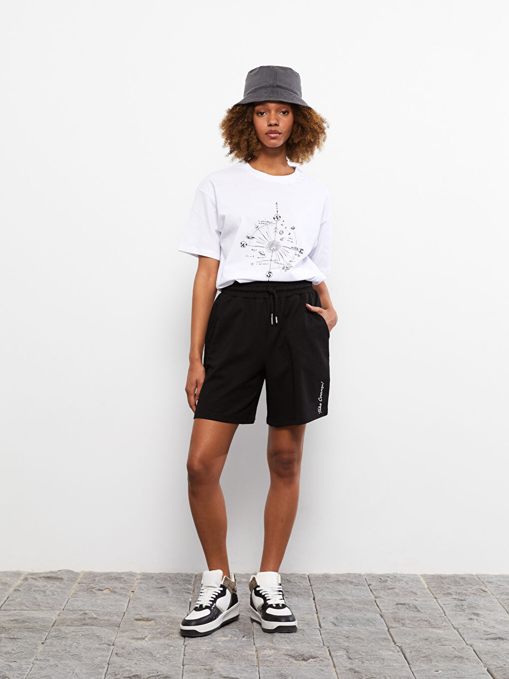 Beyaz Bisiklet Yaka Baskılı Kısa Kollu Pamuklu Kadın Tişört-2