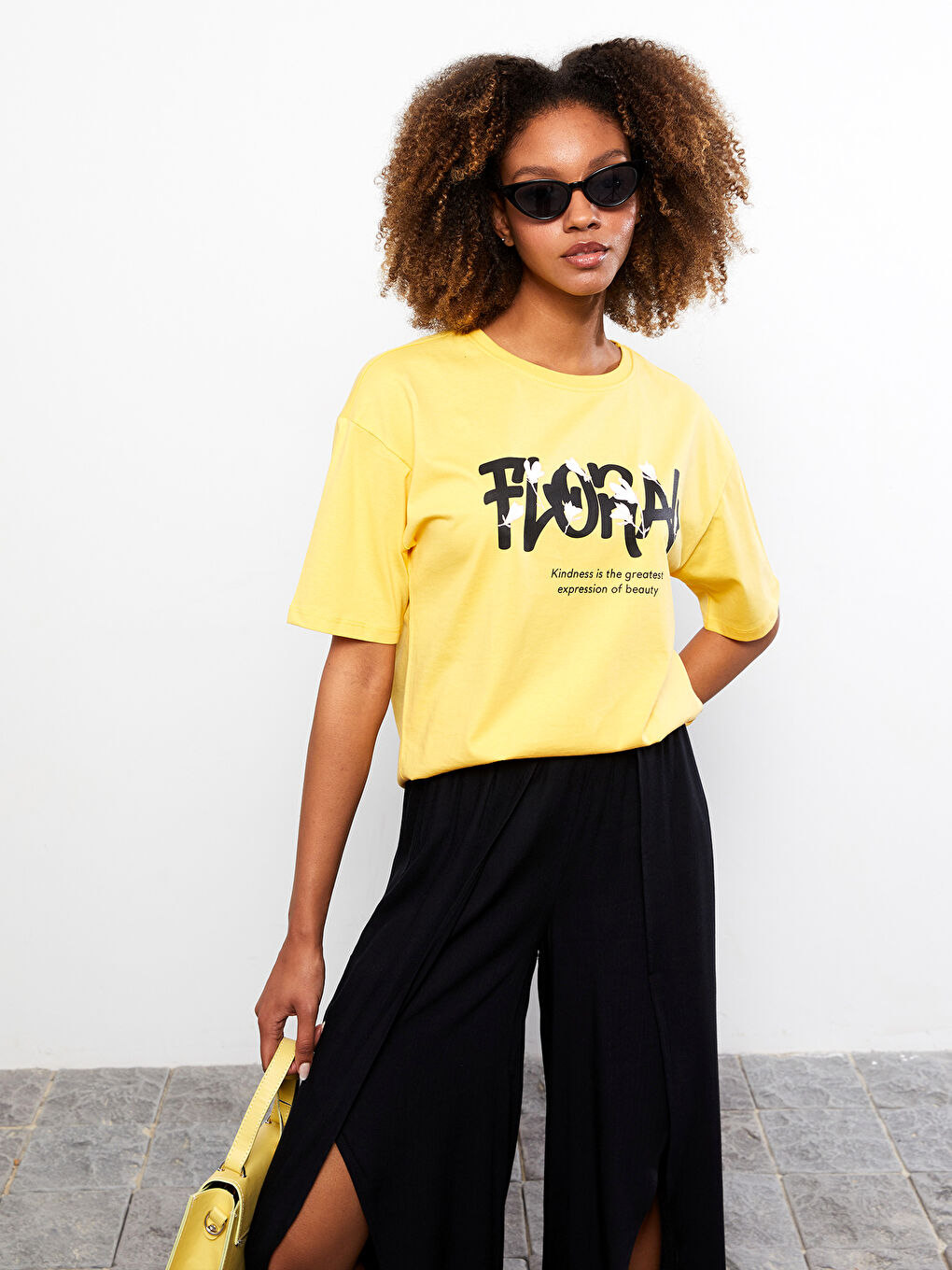 Sarı Bisiklet Yaka Baskılı Kısa Kollu Pamuklu Kadın Tişört-1