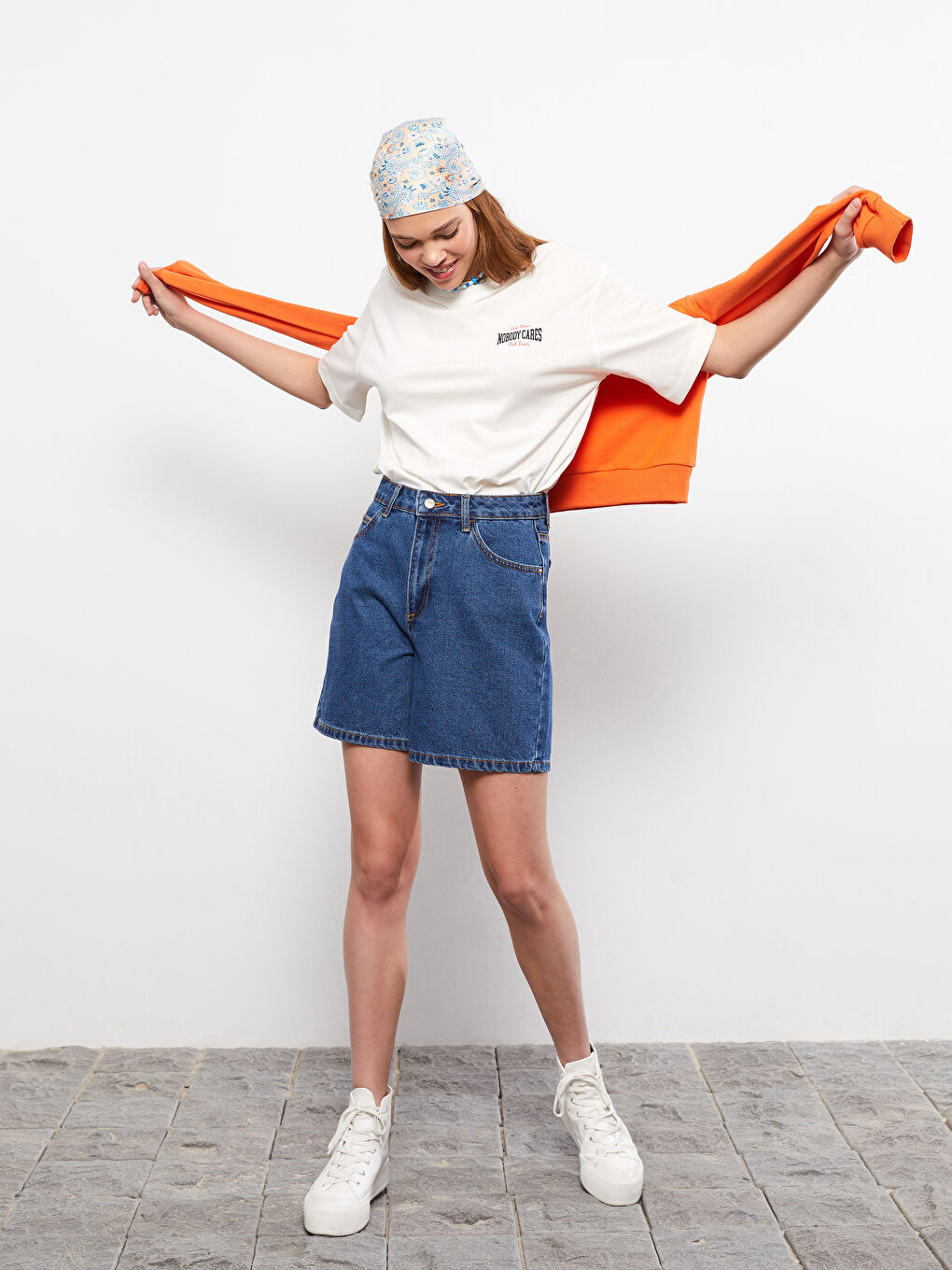 Ekru Bisiklet Yaka Baskılı Kısa Kollu Pamuklu Kadın Tişört-2