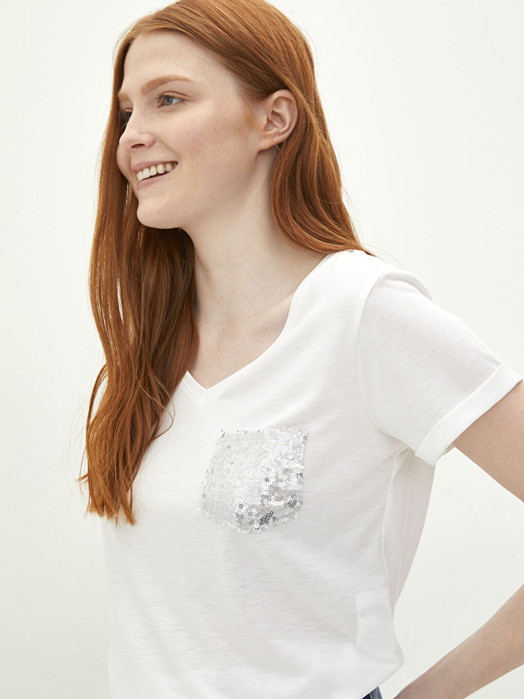 Beyaz V Yaka Pul Payet Detaylı Kısa Kollu Kadın Tişört
