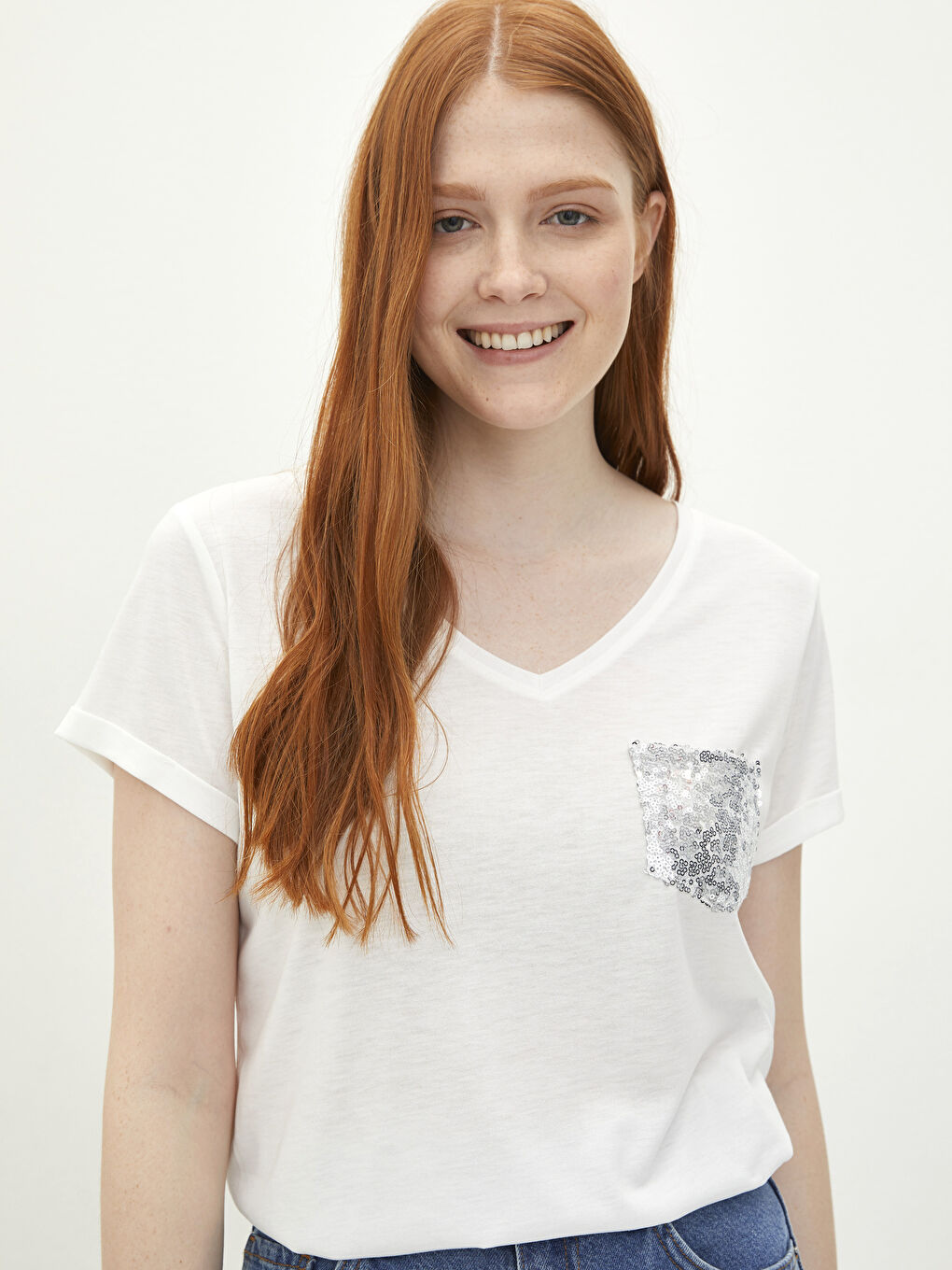 Beyaz V Yaka Pul Payet Detaylı Kısa Kollu Kadın Tişört-1