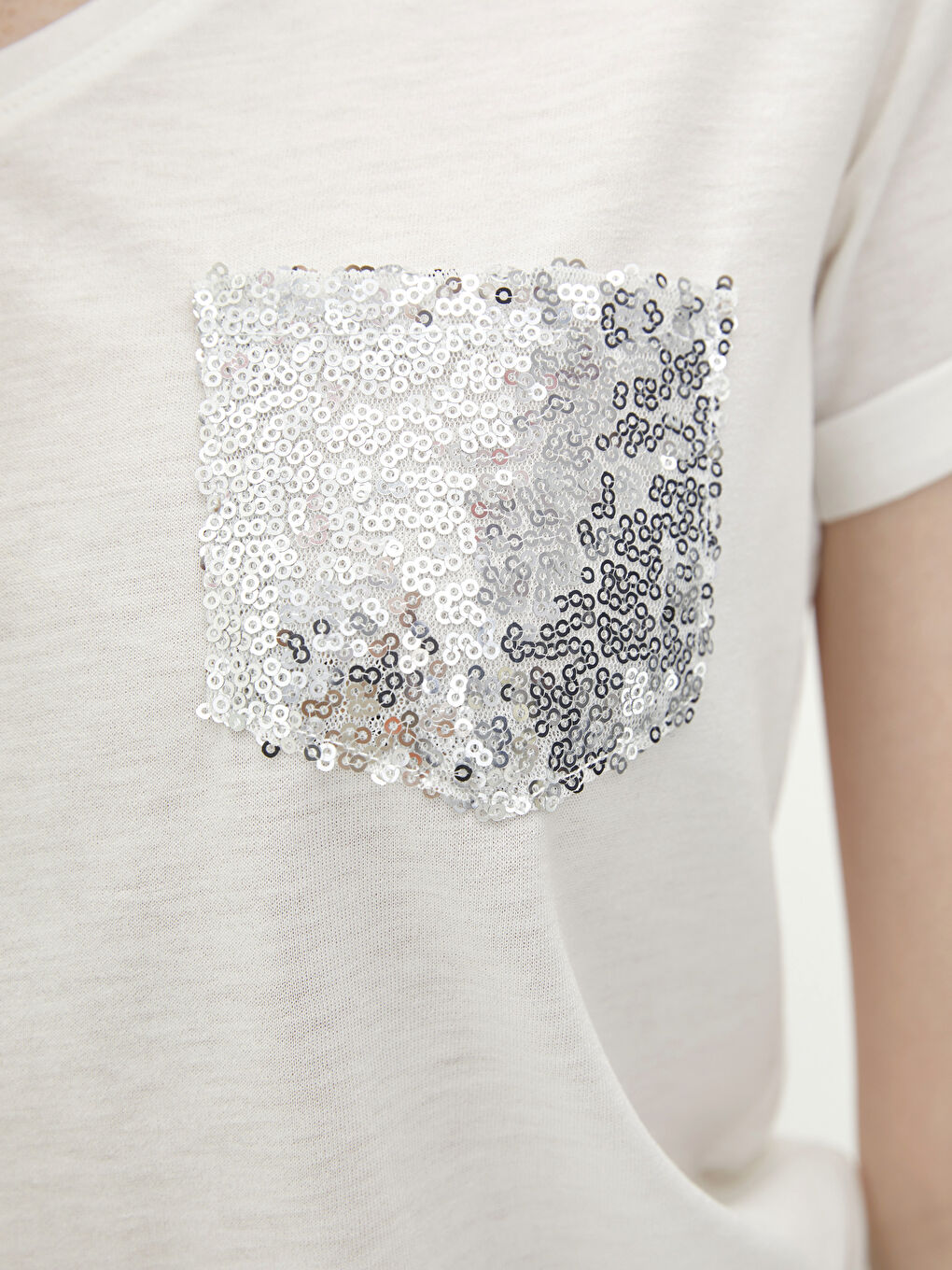 Beyaz V Yaka Pul Payet Detaylı Kısa Kollu Kadın Tişört-3