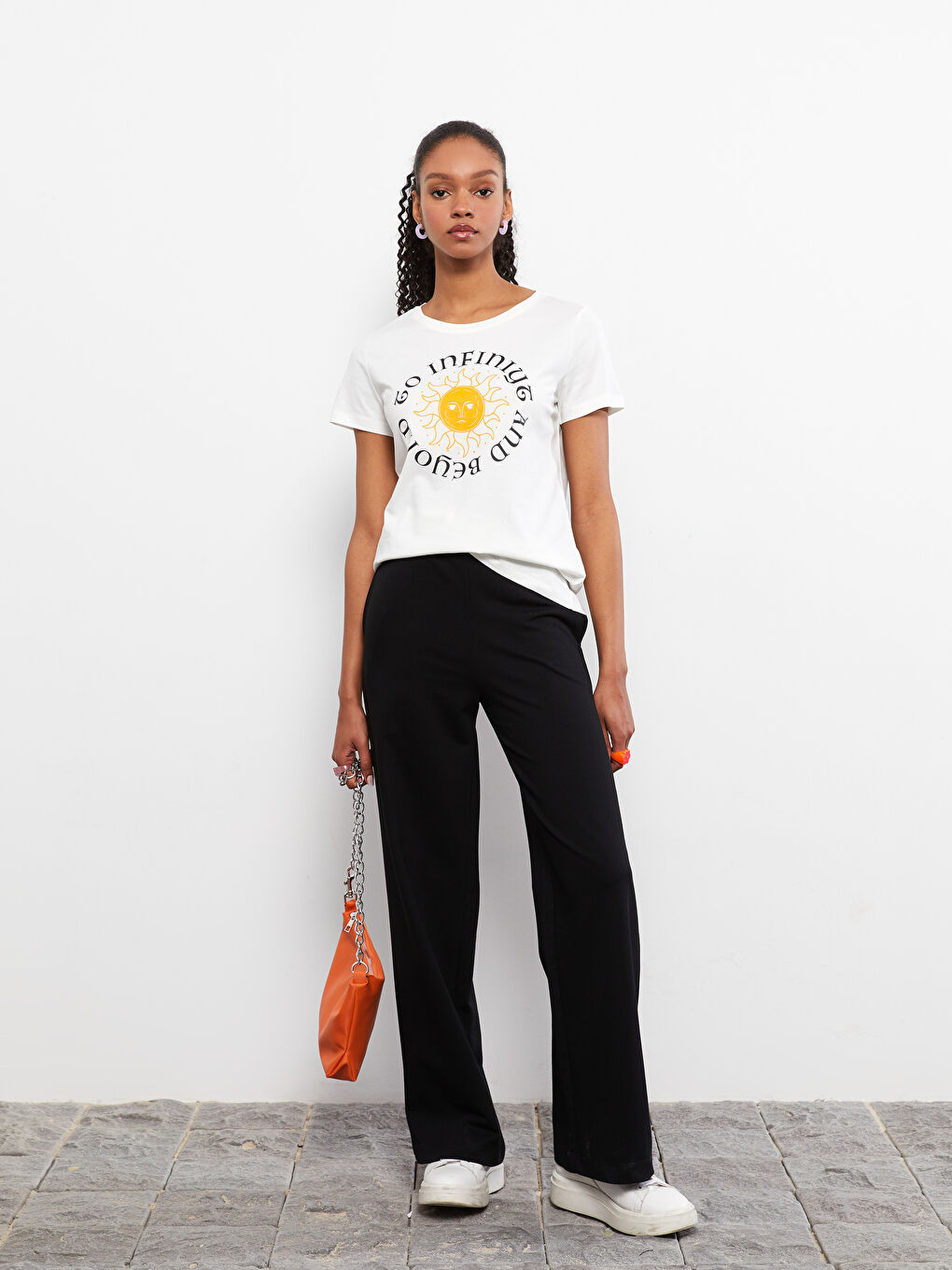 Ekru Bisiklet Yaka Baskılı Kısa Kollu Pamuklu Kadın Tişört