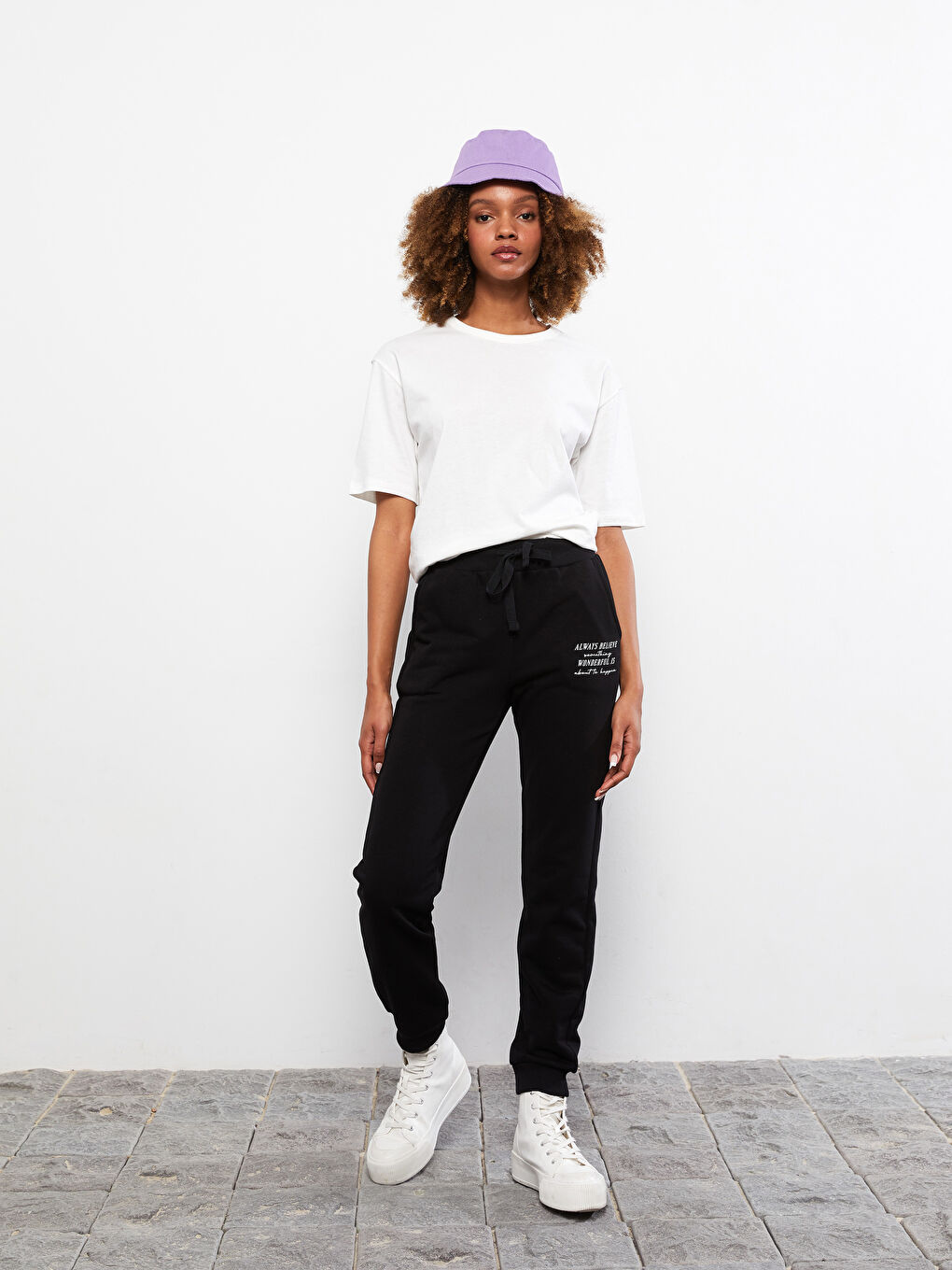 بنطال رياضي بخصر مطاطي مطبوع بحروف مع تفاصيل جيب للسيدات-1