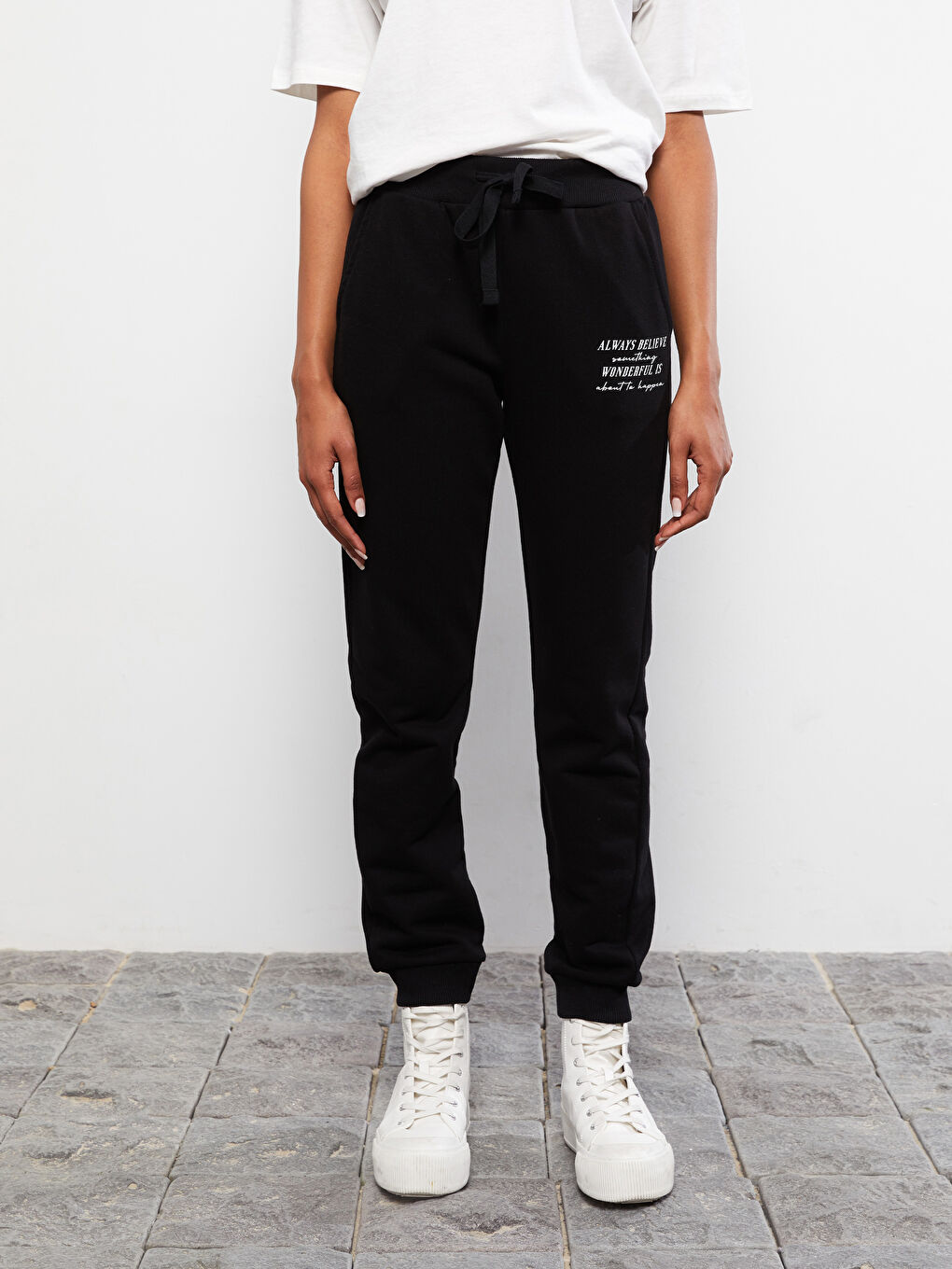 بنطال رياضي بخصر مطاطي مطبوع بحروف مع تفاصيل جيب للسيدات-3