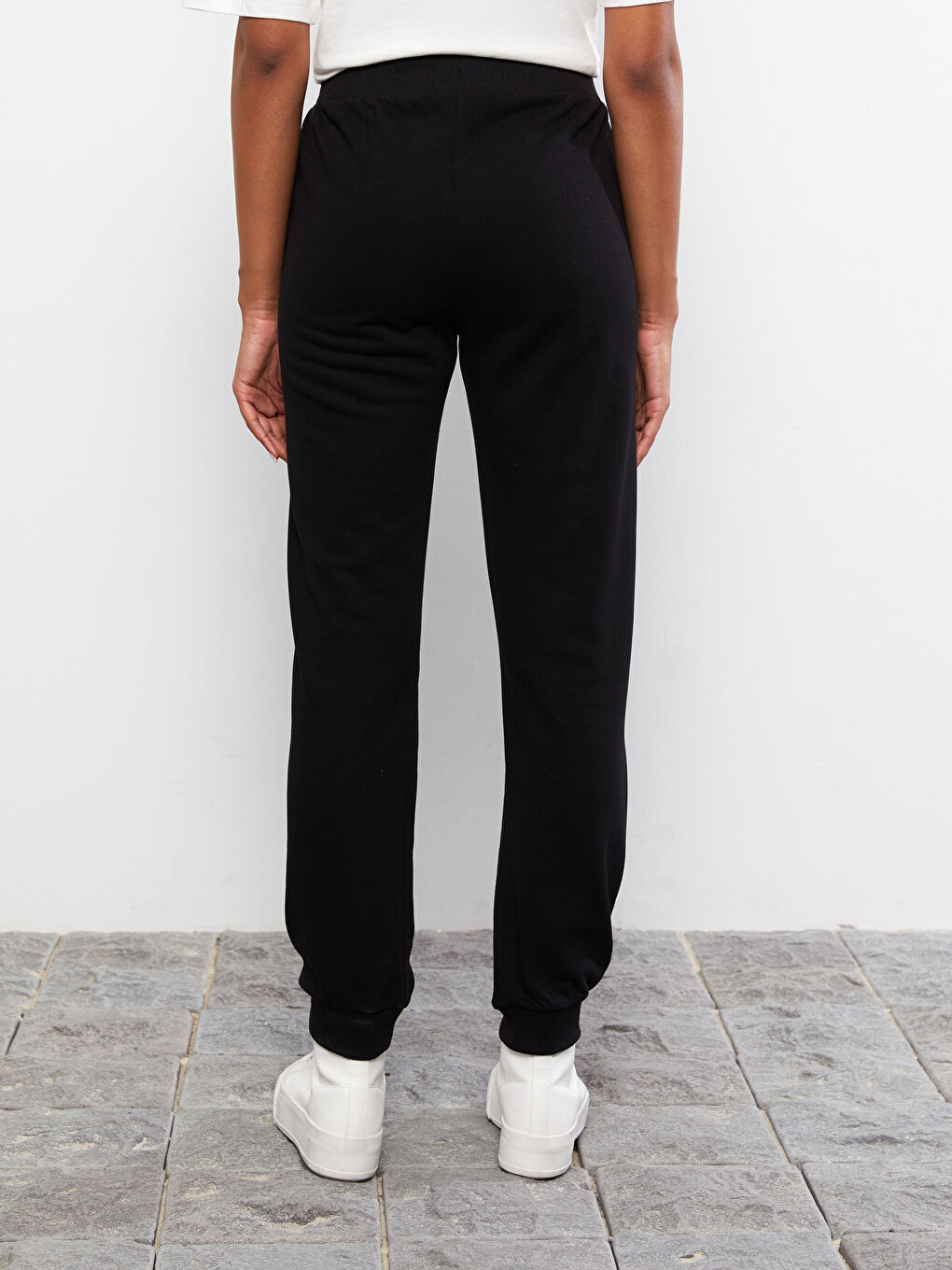 بنطال رياضي بخصر مطاطي مطبوع بحروف مع تفاصيل جيب للسيدات-4