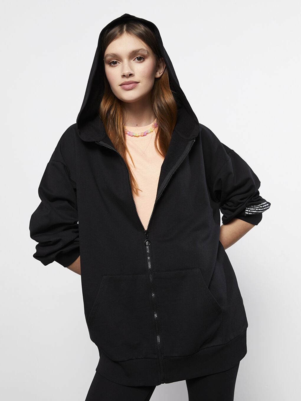 Siyah Kapüşonlu Yazı Baskılı Uzun Kollu Kadın Spor Hırka
