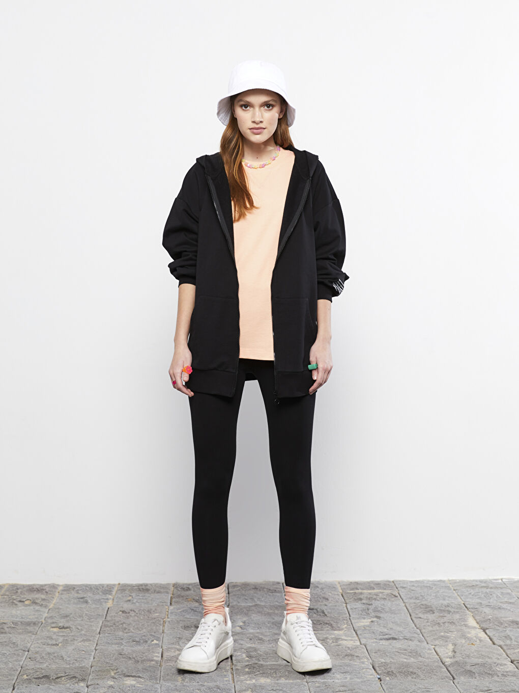 Siyah Kapüşonlu Yazı Baskılı Uzun Kollu Kadın Spor Hırka-1