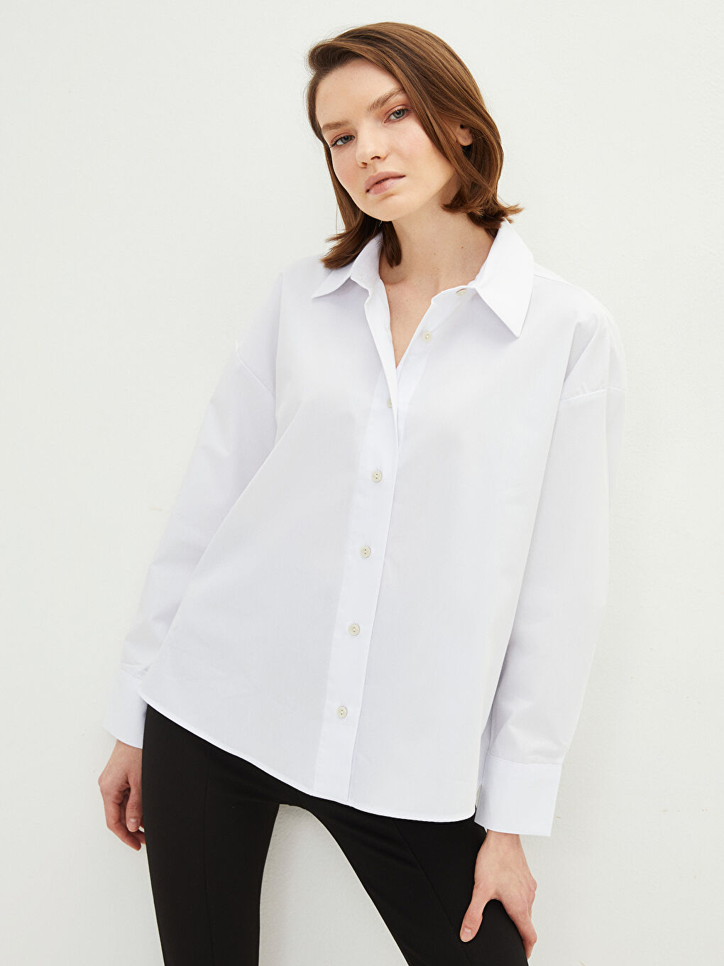 Beyaz Önden Düğme Kapamalı Düz Uzun Kollu Poplin Kadın Gömlek