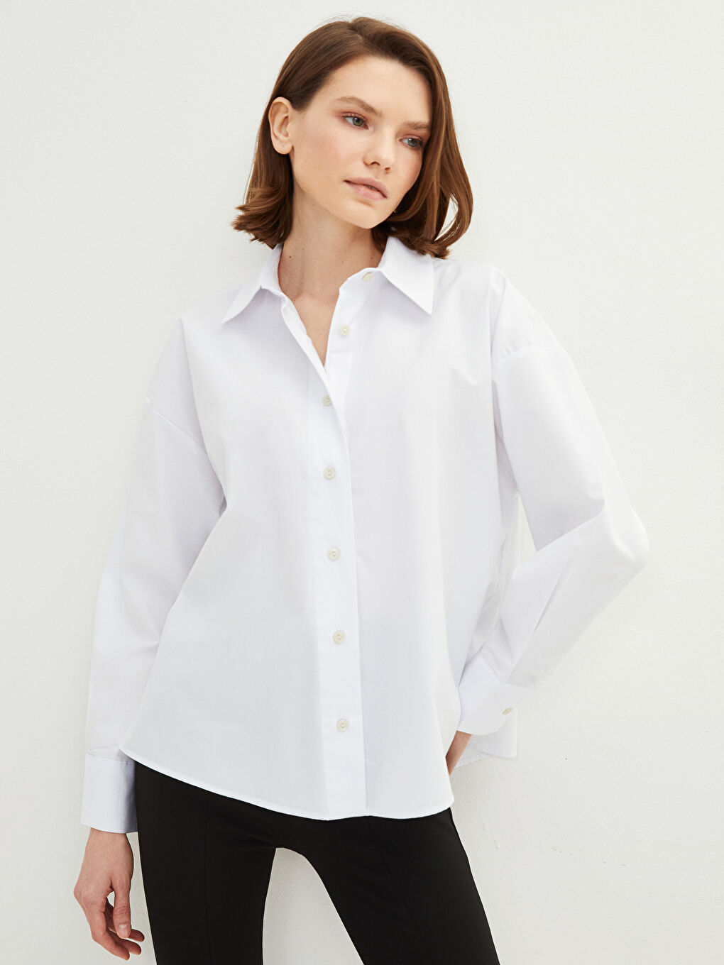 Beyaz Önden Düğme Kapamalı Düz Uzun Kollu Poplin Kadın Gömlek-1