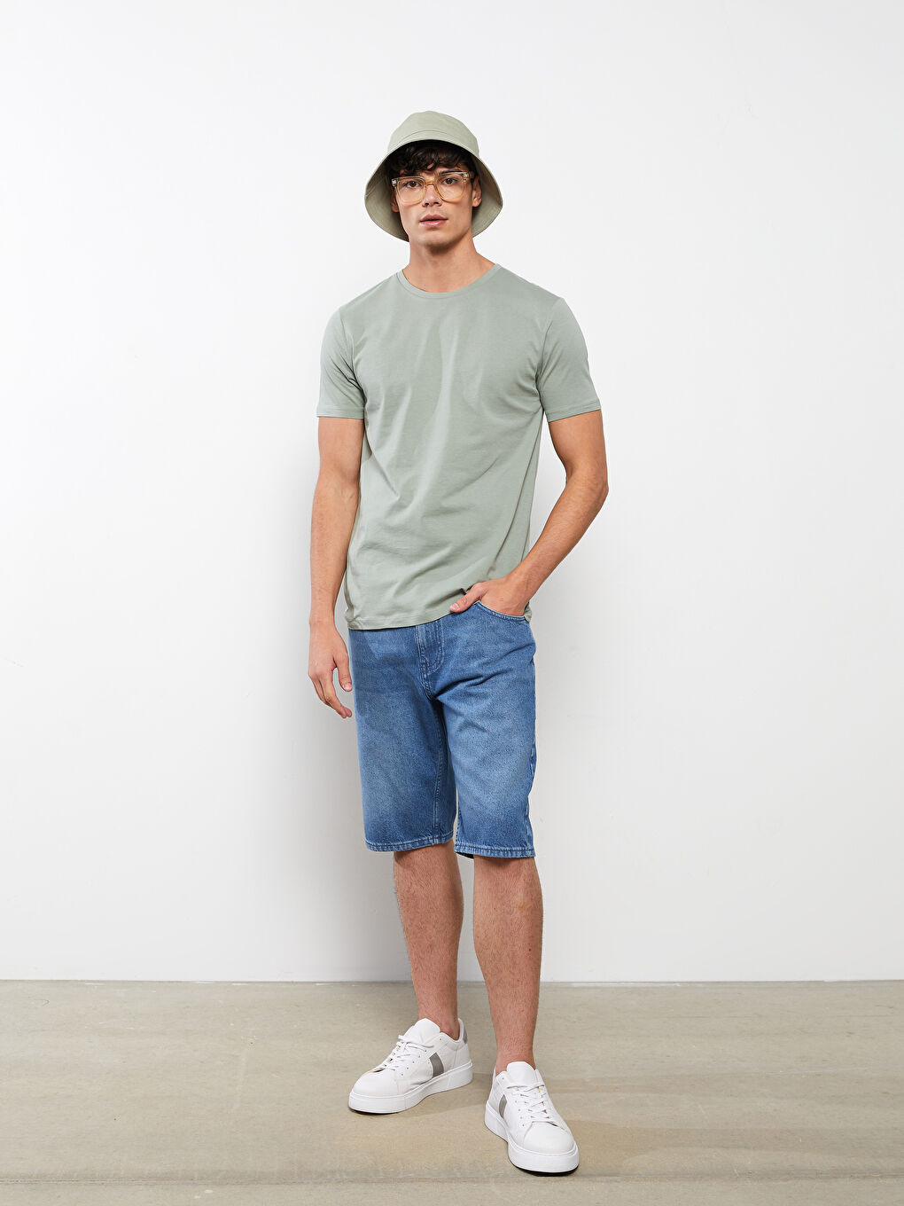 تيشيرت للرجال أساسي بأكمام قصيرة ورقبة دائرية من القطن الممشط