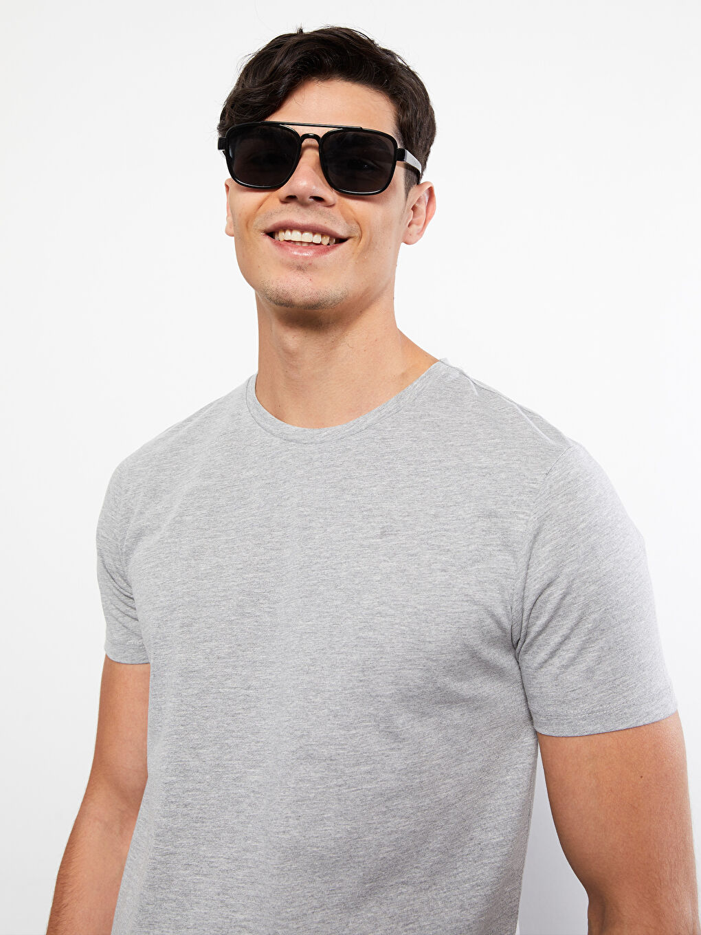 تيشيرت للرجال أساسي بأكمام قصيرة ورقبة دائرية من القطن الممشط-4