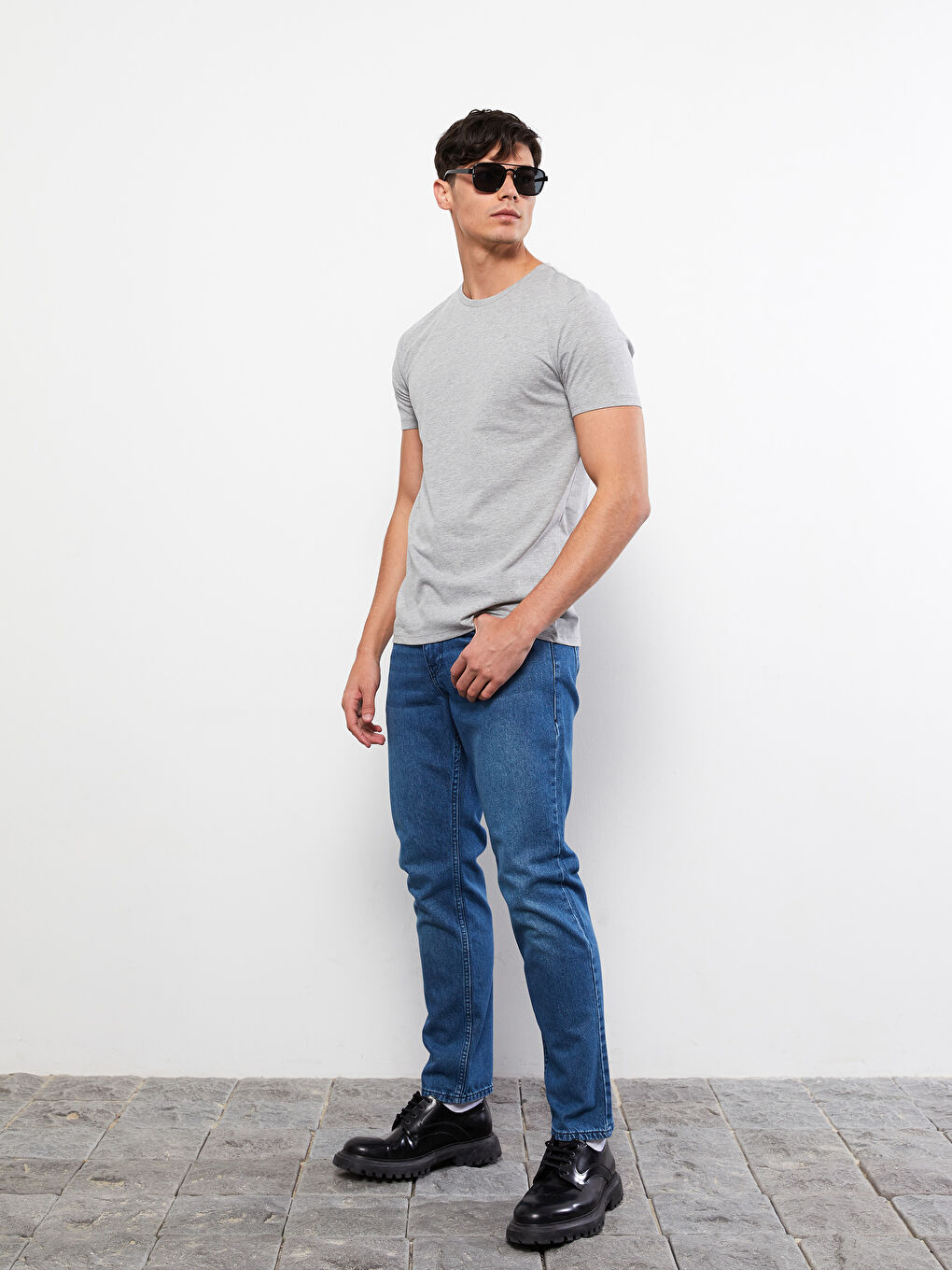 تيشيرت للرجال أساسي بأكمام قصيرة ورقبة دائرية من القطن الممشط