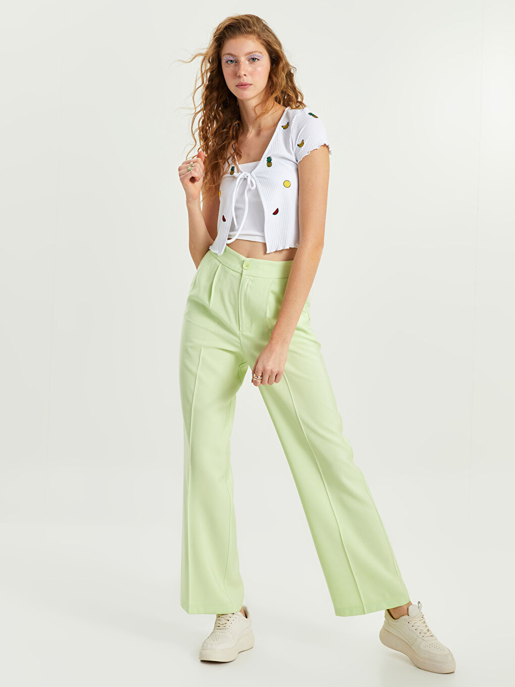 Beyaz V Yaka Nakışlı Kısa Kollu Crop Kadın Hırka-1