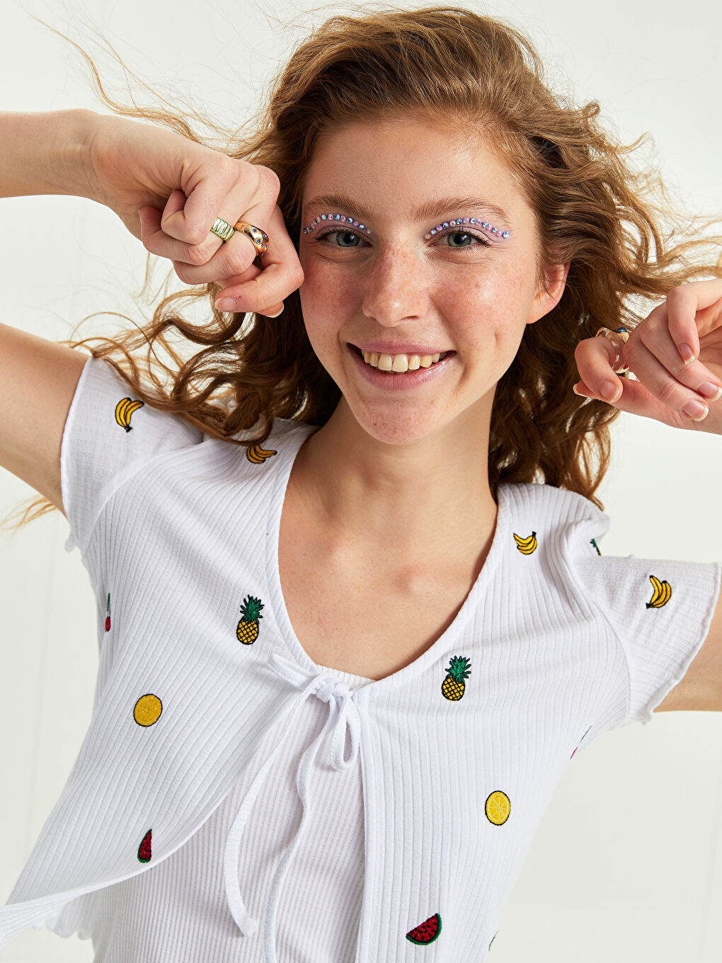 Beyaz V Yaka Nakışlı Kısa Kollu Crop Kadın Hırka-2