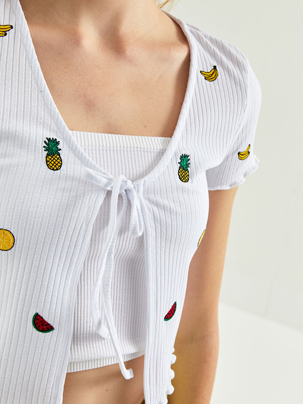 Beyaz V Yaka Nakışlı Kısa Kollu Crop Kadın Hırka-3