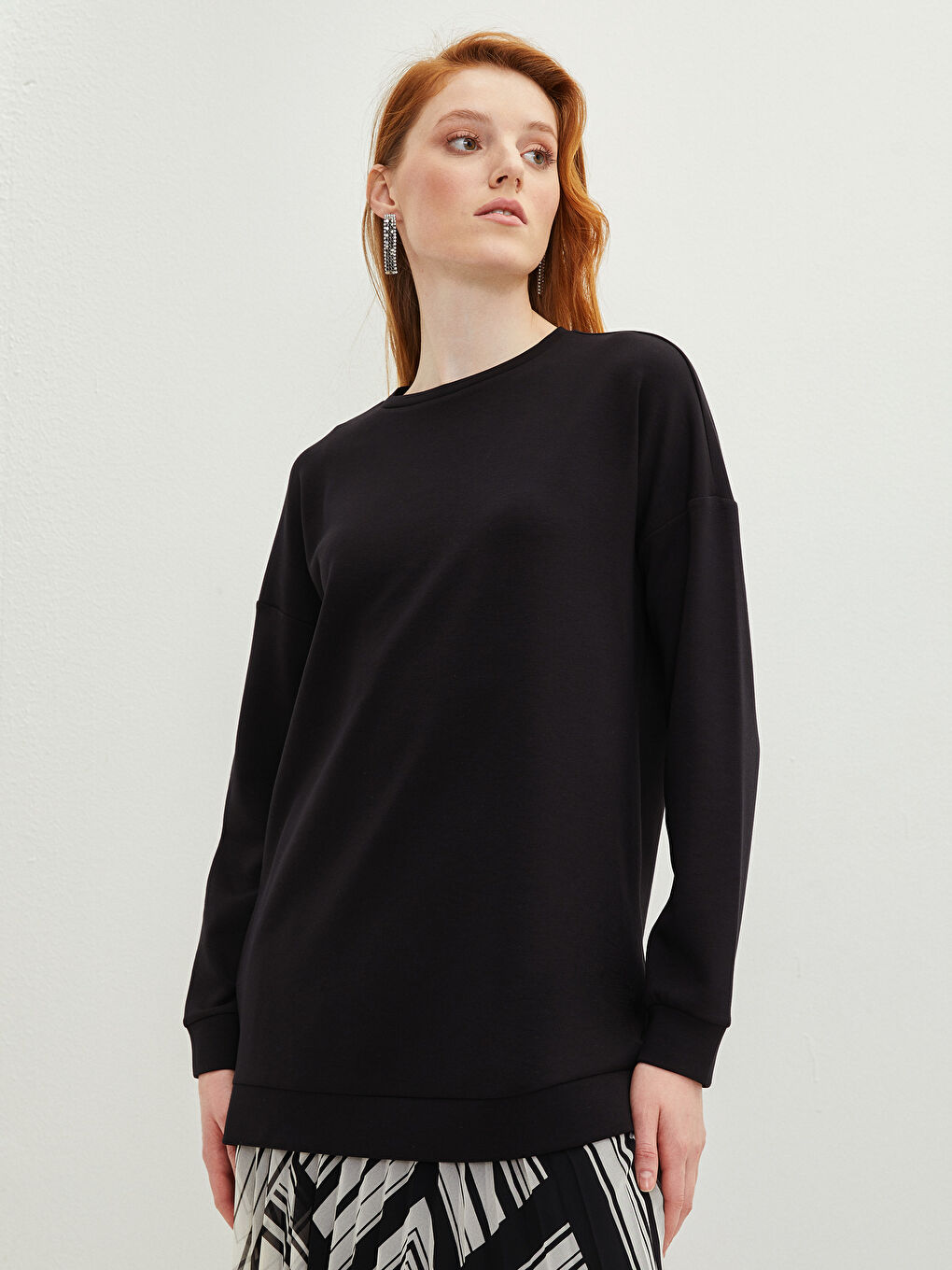 Siyah Bisiklet Yaka Düz Uzun Kollu Kadın Sweatshirt-1