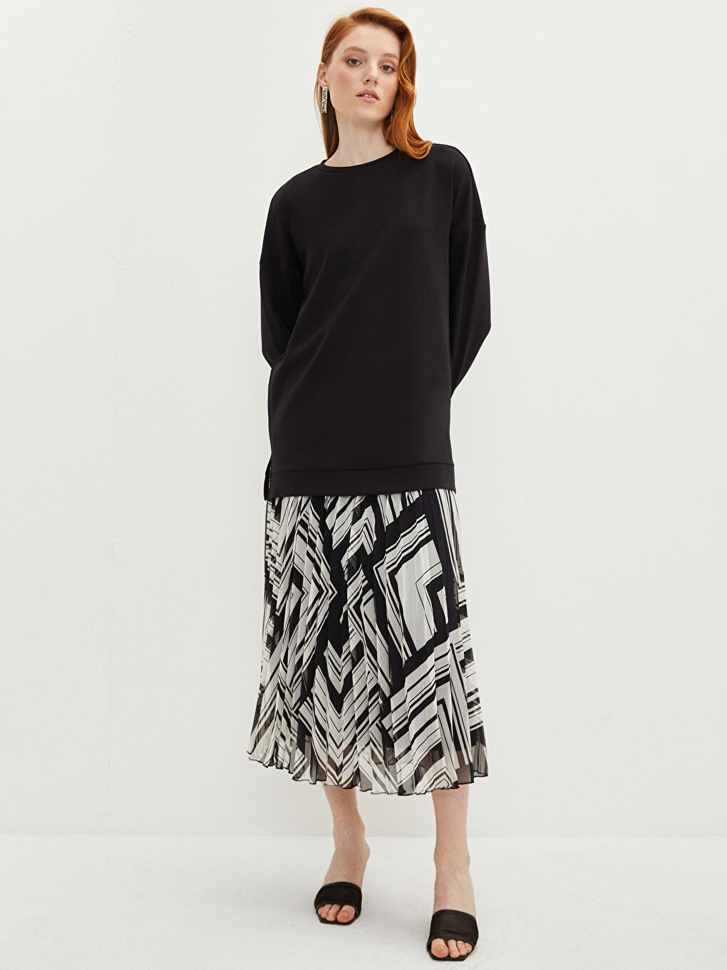 Siyah Bisiklet Yaka Düz Uzun Kollu Kadın Sweatshirt-2