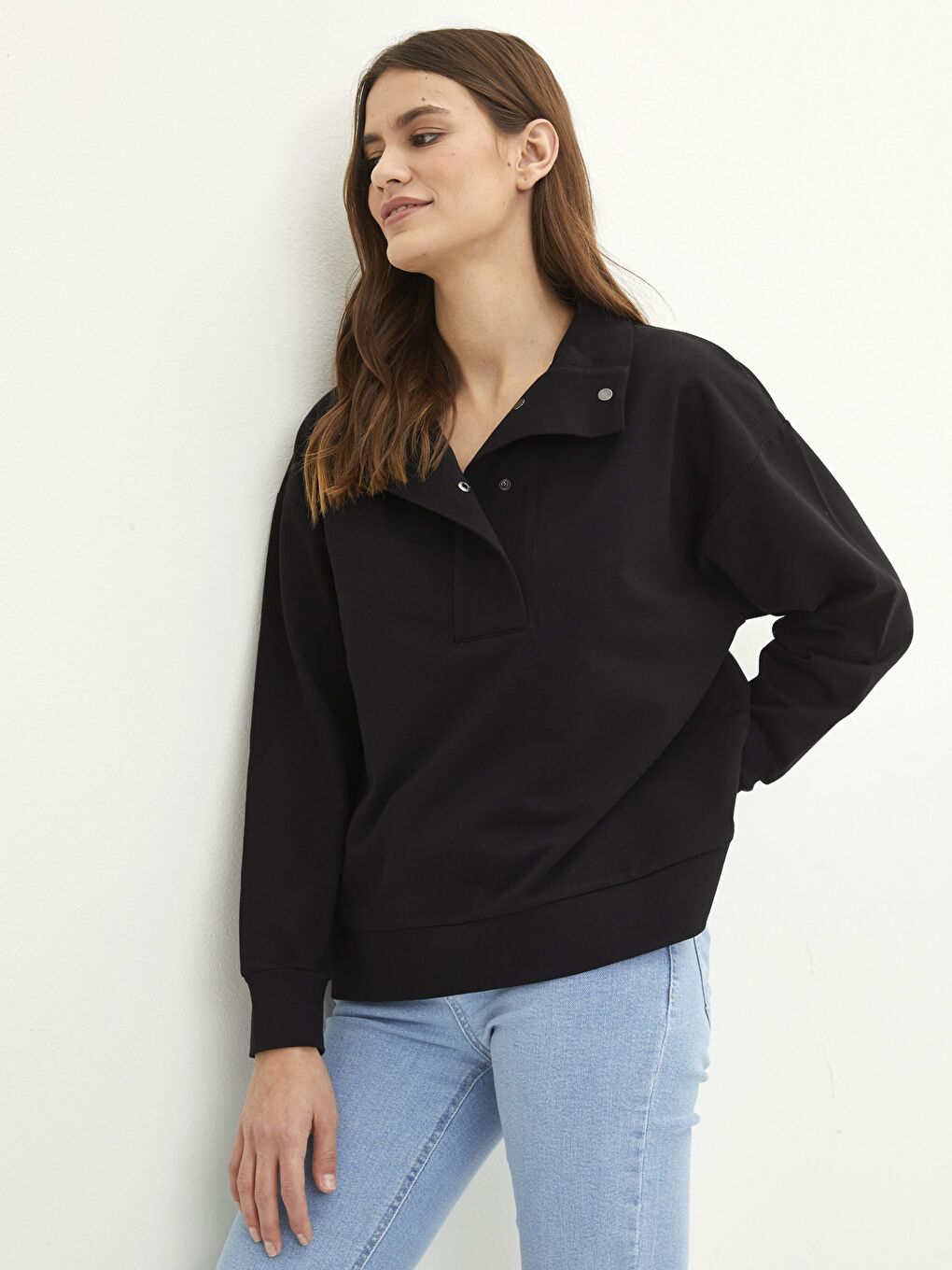 Siyah Dik Yaka Düz Uzun Kollu Pamuklu Kadın Sweatshirt-1