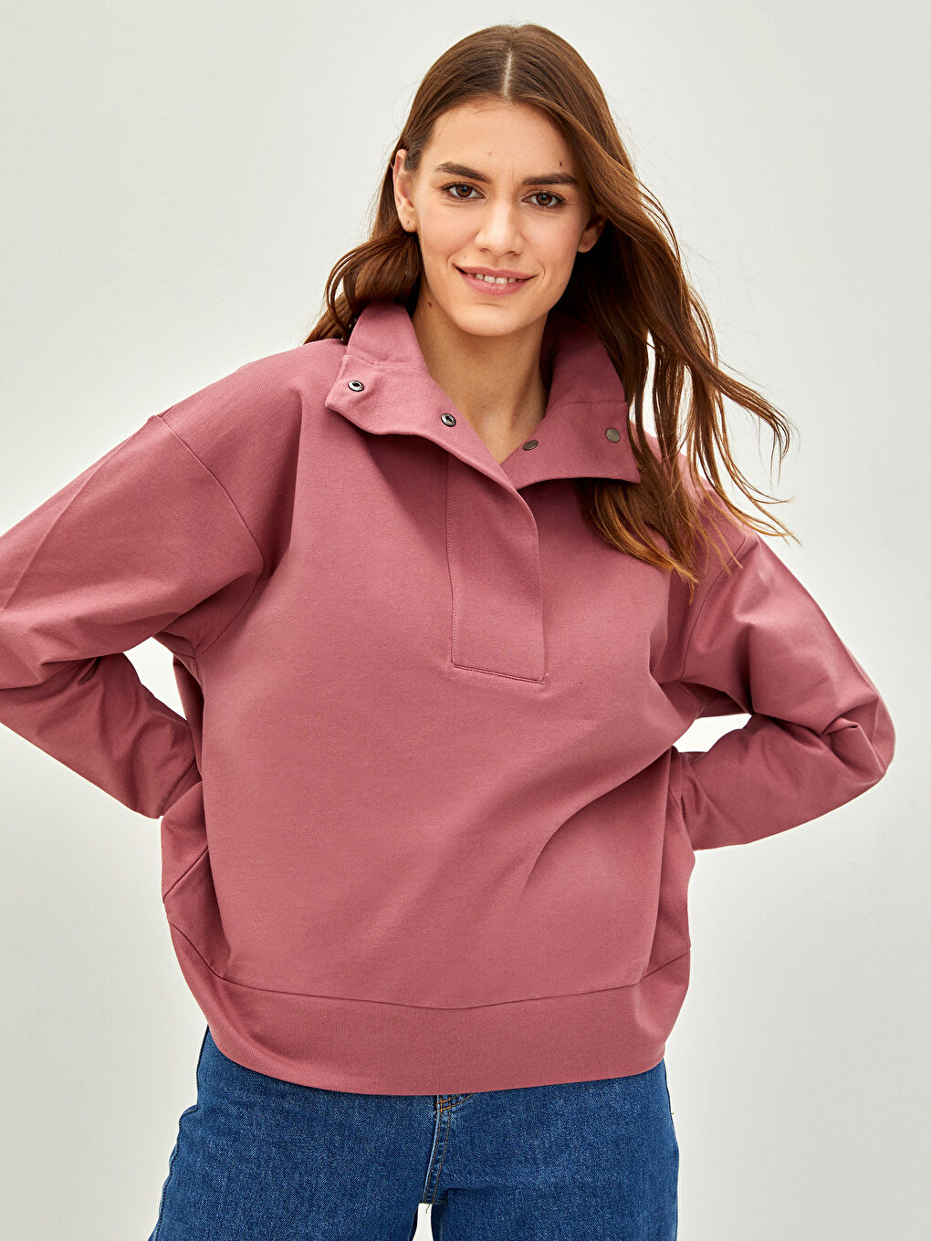 Ženska dukserica sa uspravnom kragnom, dugim rukavima i od pamuka