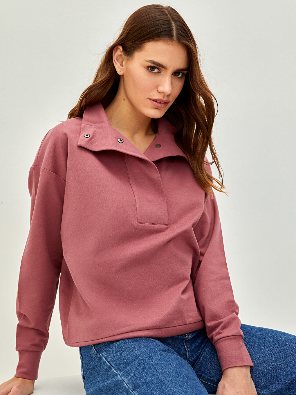 Ženska dukserica sa uspravnom kragnom, dugim rukavima i od pamuka-1