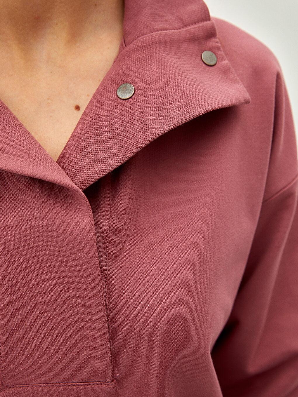 Ženska dukserica sa uspravnom kragnom, dugim rukavima i od pamuka-3