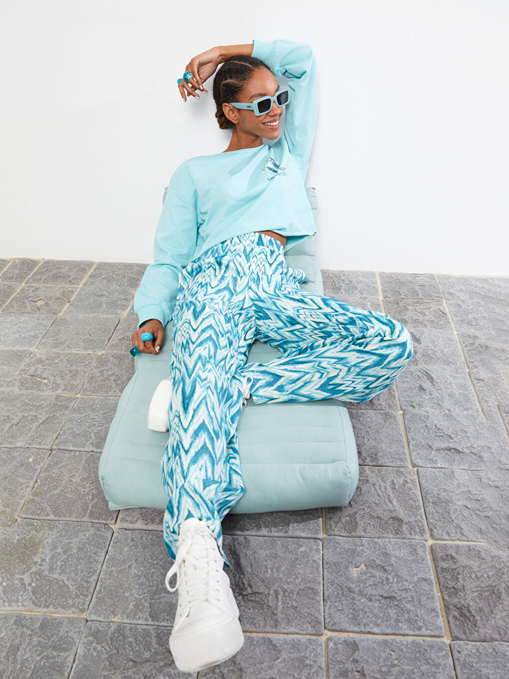 Mavi Beli Lastikli Desenli Viskon Kadın Pantolon-1