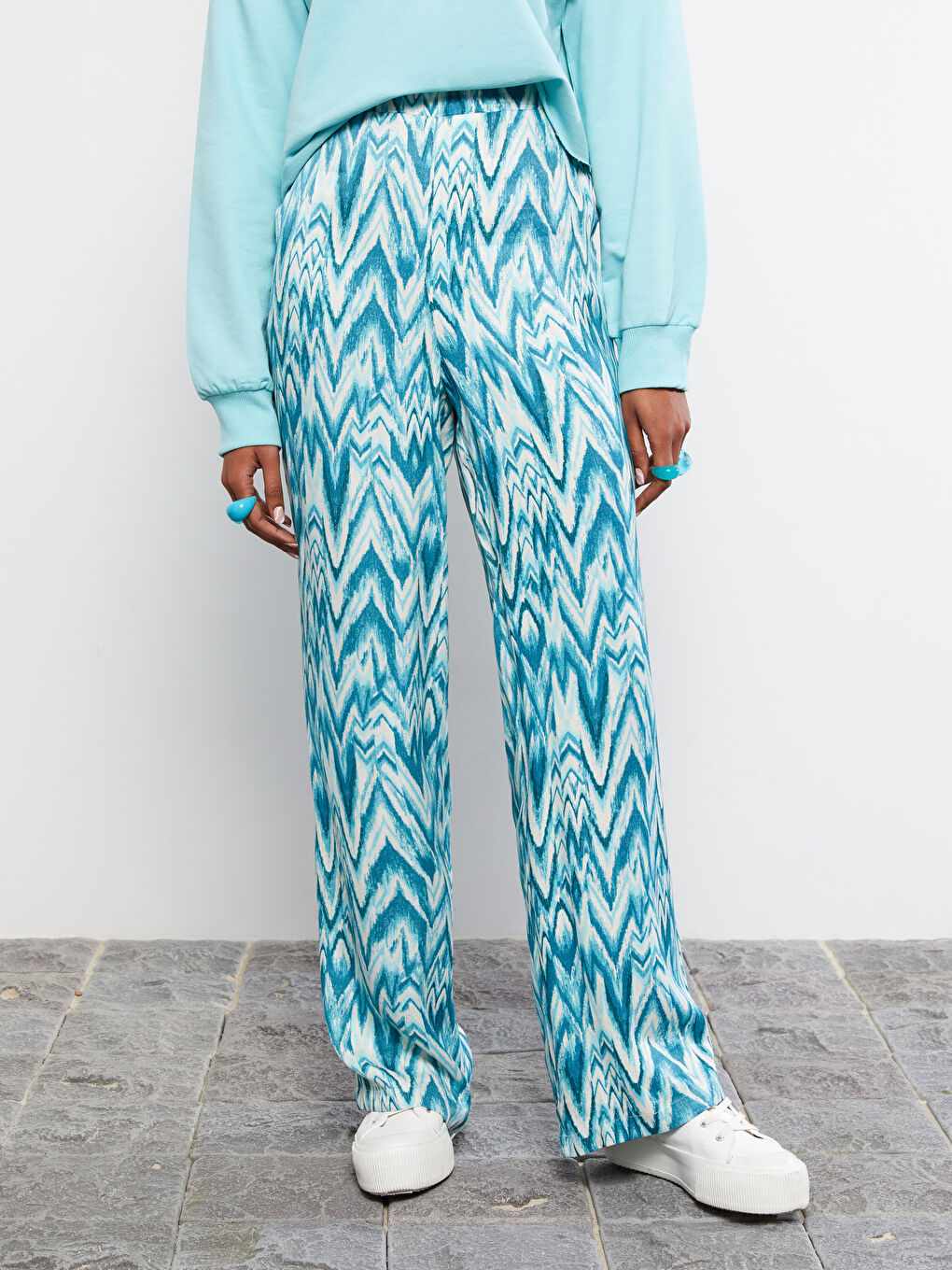 Mavi Beli Lastikli Desenli Viskon Kadın Pantolon-4