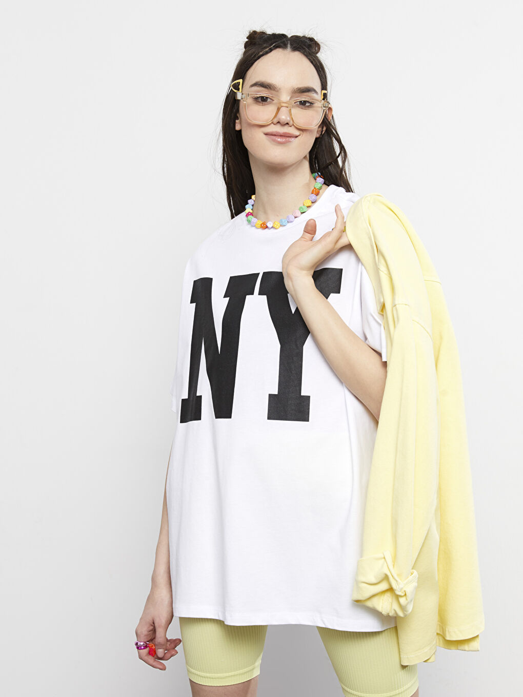 Beyaz Bisiklet Yaka Baskılı Kısa Kollu Oversize Pamuklu Kadın Tişört-1