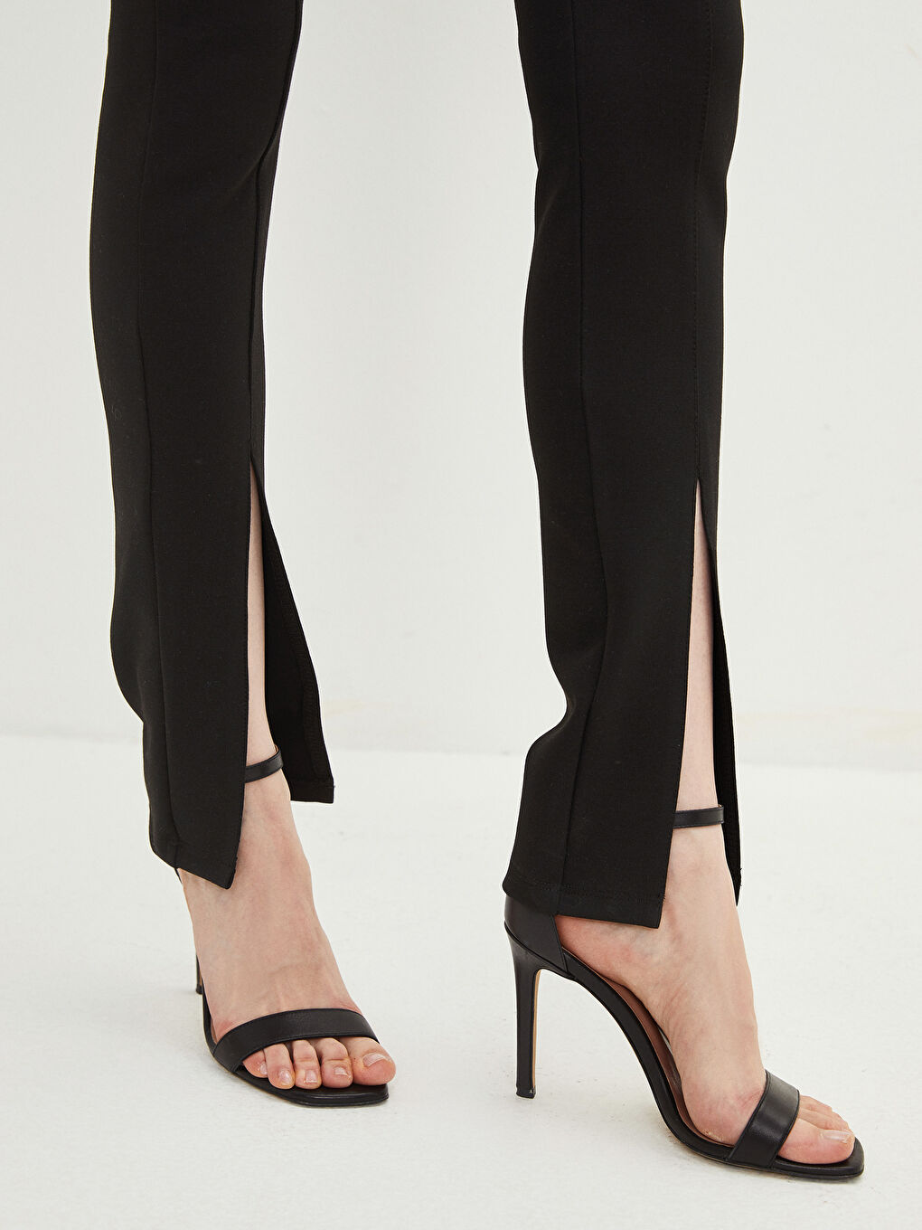 Siyah Beli Lastikli Düz Paçaları Yırtmaç Detaylı Kadın Tayt Pantolon-4