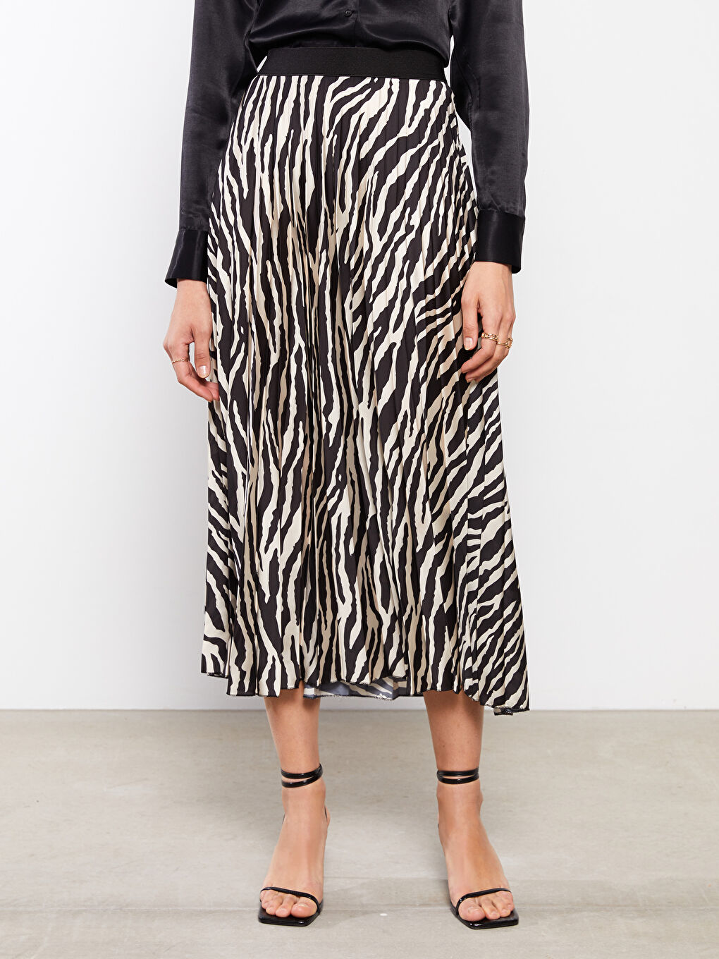 Siyah Beli Lastikli Desenli A Kesim Kadın Pileli Etek-4