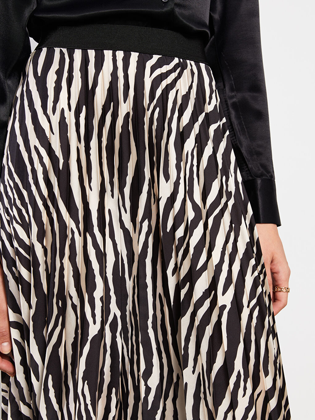 Siyah Beli Lastikli Desenli A Kesim Kadın Pileli Etek-6