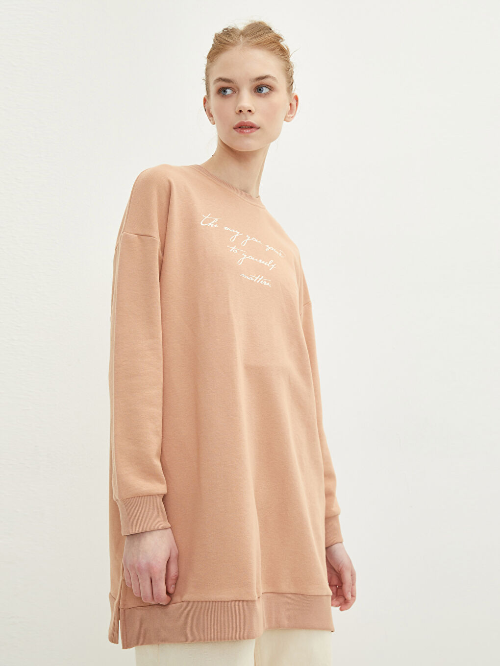 تونيك سويتشيرت كم طويل مطبوع بحروف بياقة دائرية للسيدات-2