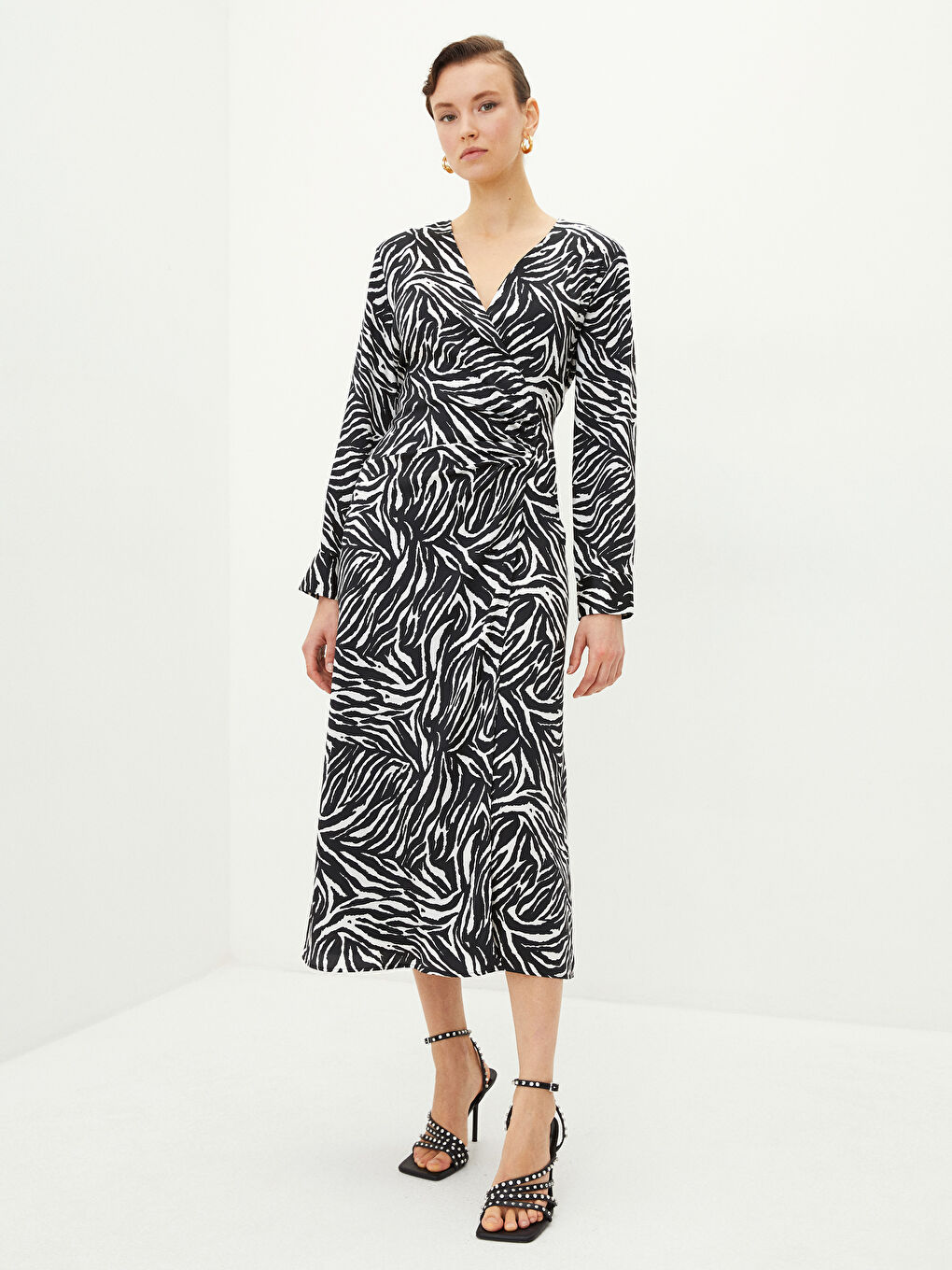 Siyah Kruvaze Yaka Desenli Uzun Kollu Saten Kadın Gömlek Elbise