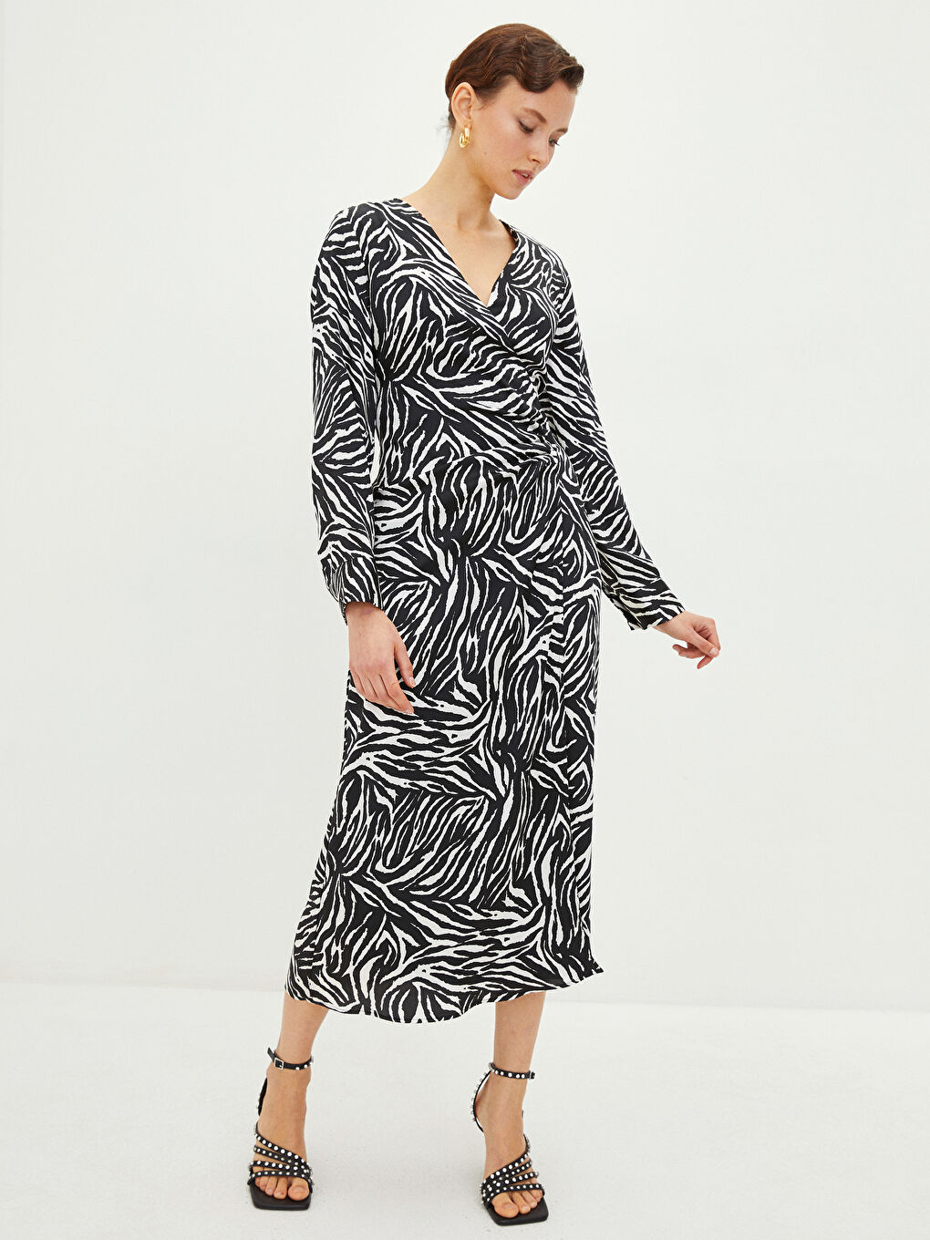 Siyah Kruvaze Yaka Desenli Uzun Kollu Saten Kadın Gömlek Elbise-1