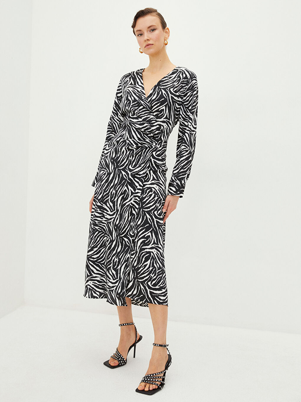 Siyah Kruvaze Yaka Desenli Uzun Kollu Saten Kadın Gömlek Elbise-2