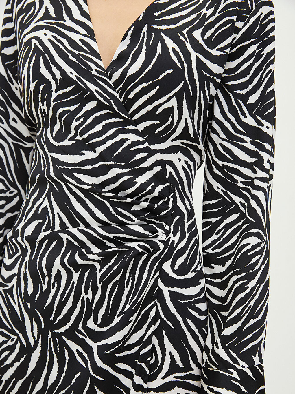 Siyah Kruvaze Yaka Desenli Uzun Kollu Saten Kadın Gömlek Elbise-3