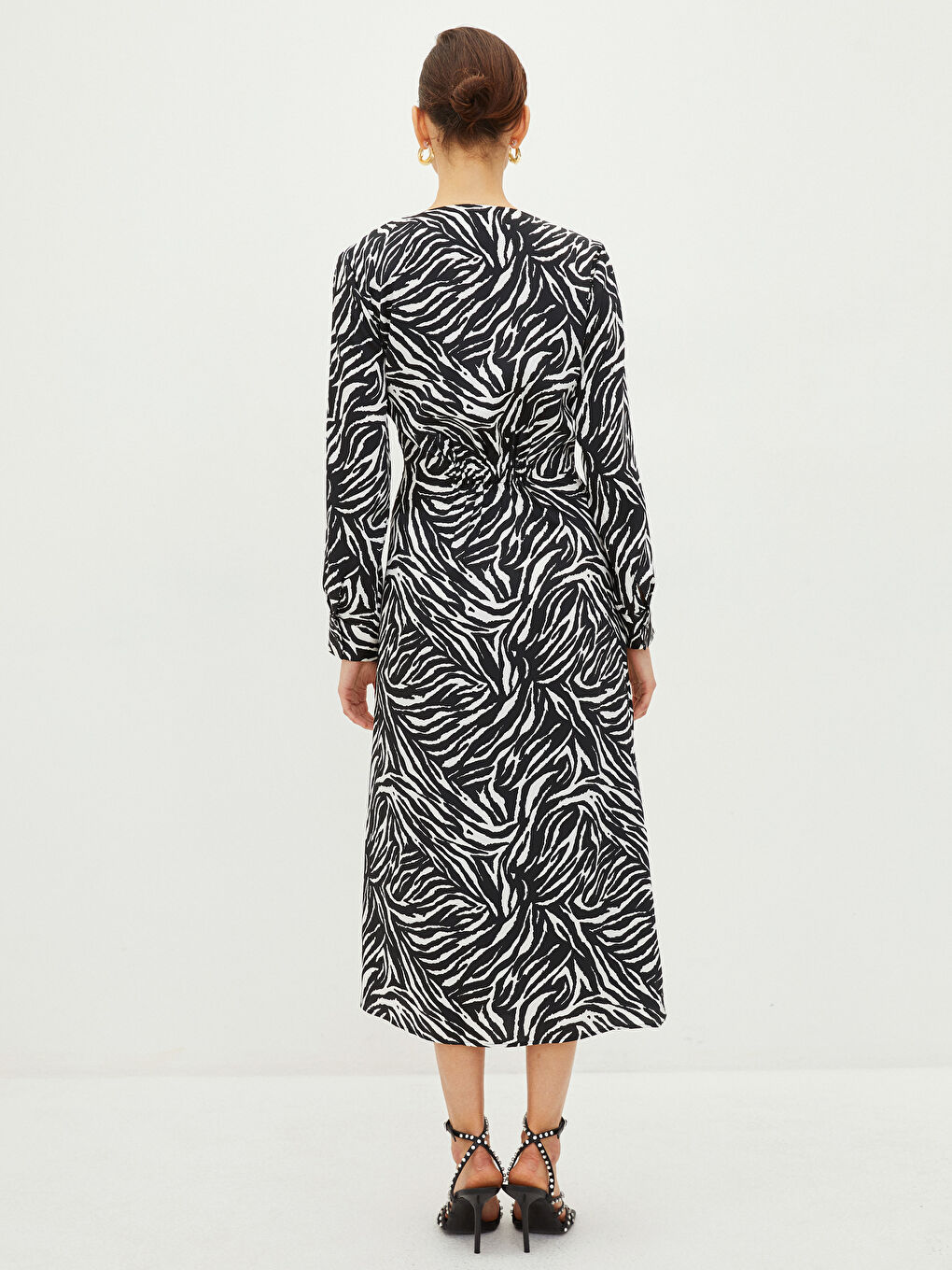 Siyah Kruvaze Yaka Desenli Uzun Kollu Saten Kadın Gömlek Elbise-4