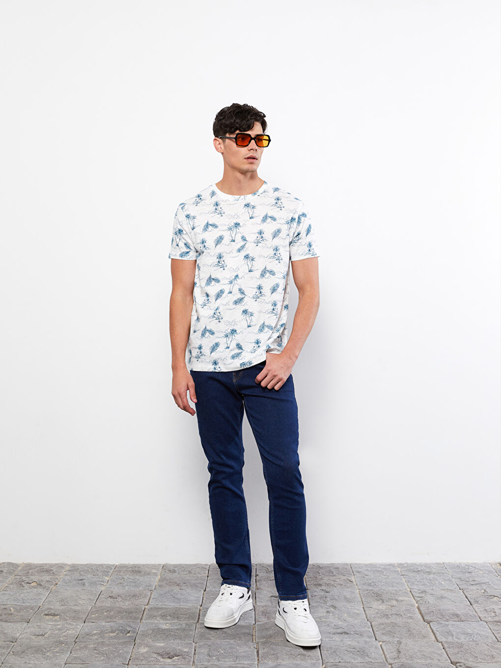 Beyaz Bisiklet Yaka Kısa Kollu Desenli Penye Erkek Tişört-1