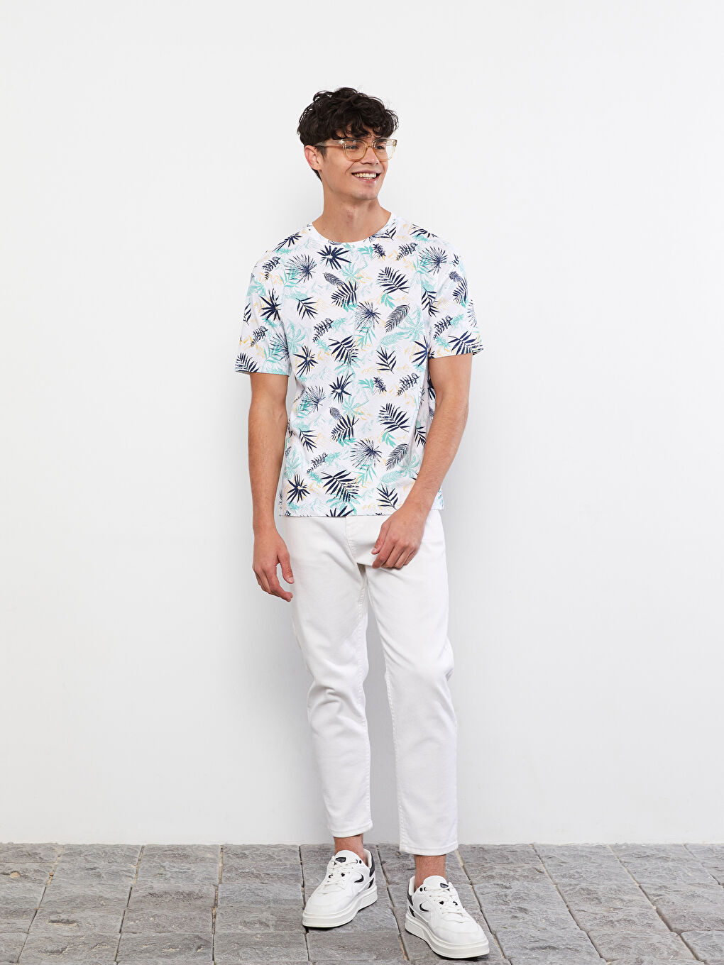 Beyaz Bisiklet Yaka Kısa Kollu Desenli Penye Erkek Tişört