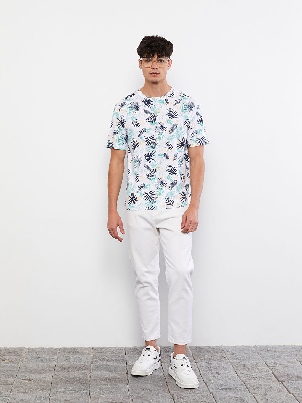 Beyaz Bisiklet Yaka Kısa Kollu Desenli Penye Erkek Tişört-1