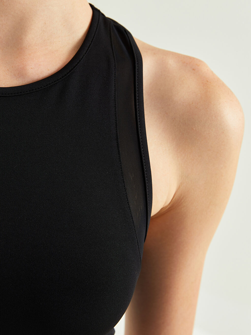 Siyah Bisiklet Yaka Tül Detaylı Kolsuz Crop Kadın Büstiyer-2