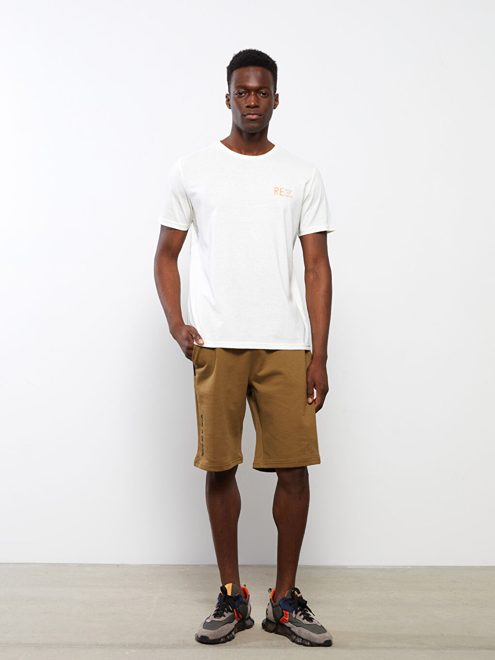 Ekru Bisiklet Yaka Kısa Kollu Baskılı Erkek Tişört-2