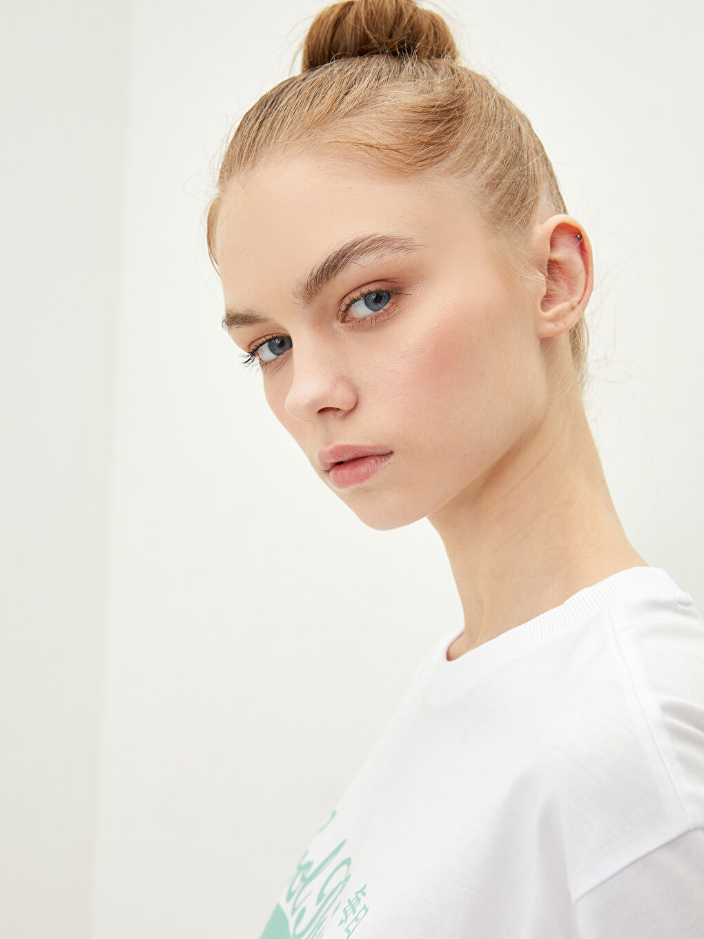 تيشيرت قطن كم قصير مطبوع بياقة دائرية للسيدات-2