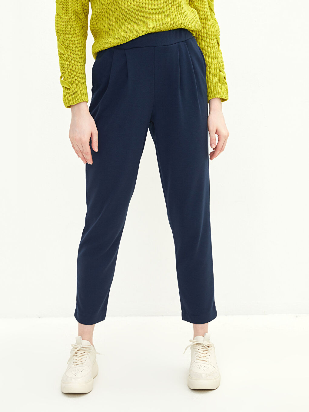 Elastic Waist Comfortable Fit Straight Pocket Women's Trousers Detailed-3