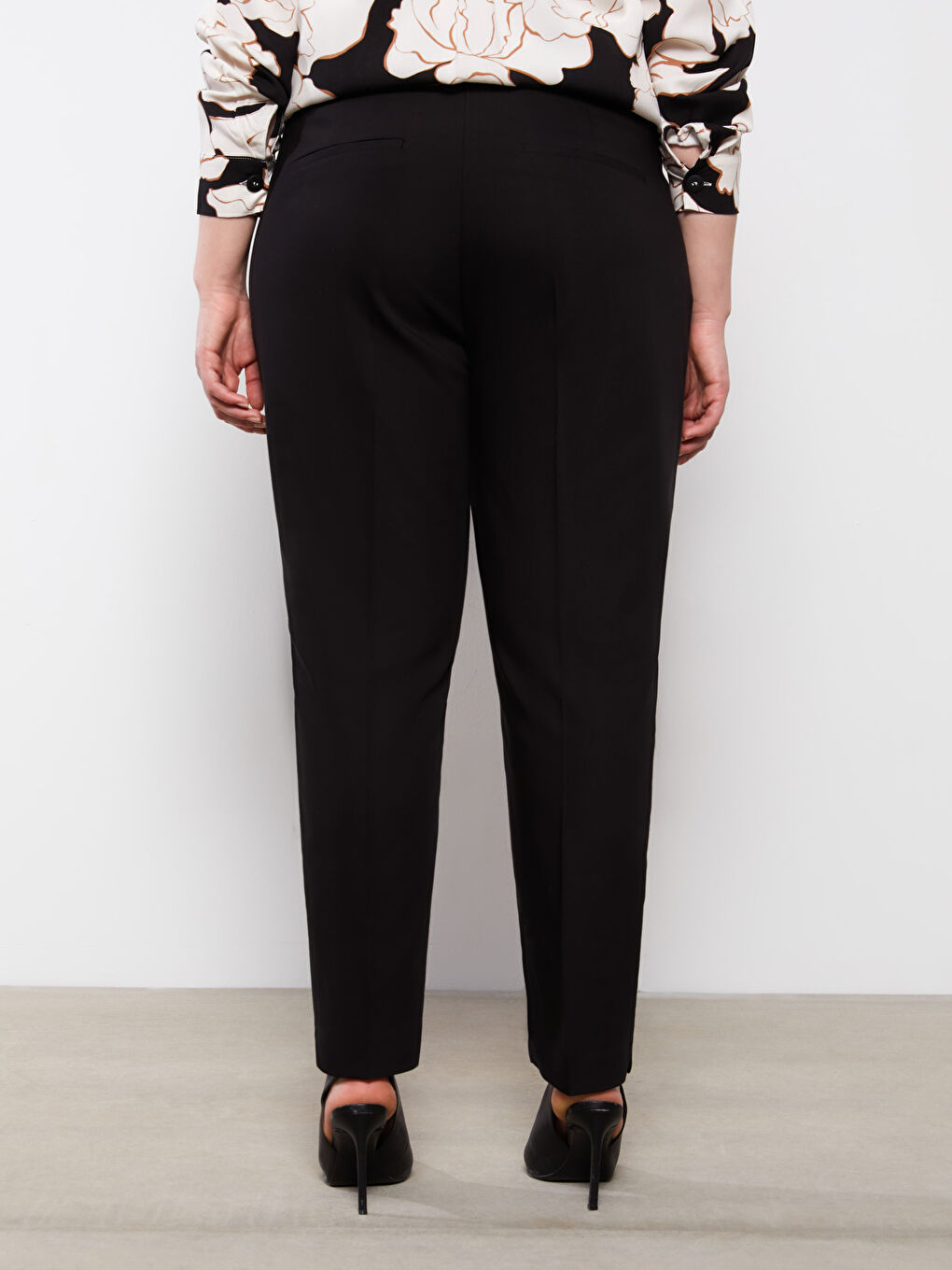 Women's Plus Size Slim Fit Straight Pocket Detailed Trousers-4