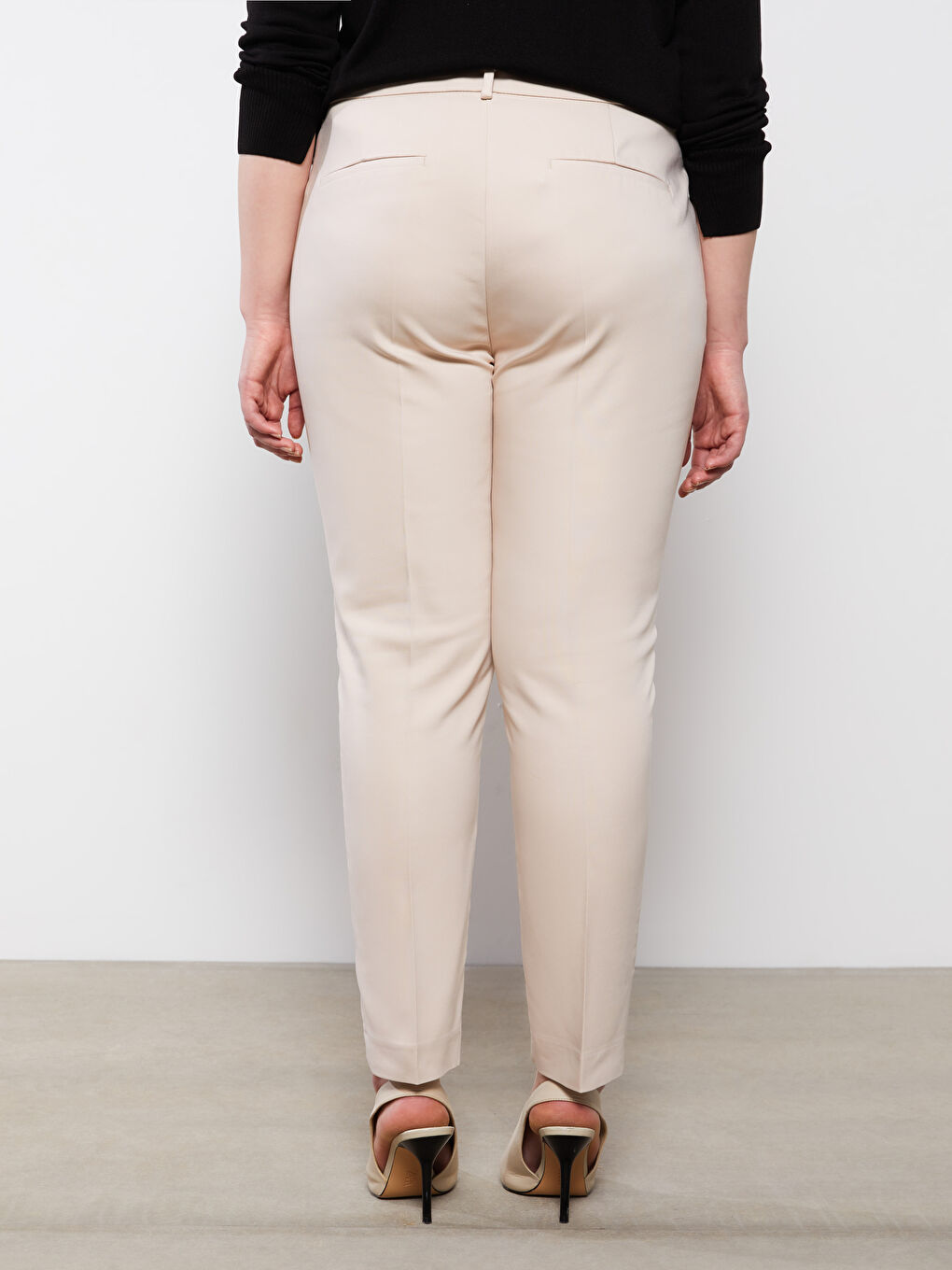 Gri Büyük Beden Dar Fit Düz Cep Detaylı Kadın Pantolon-4