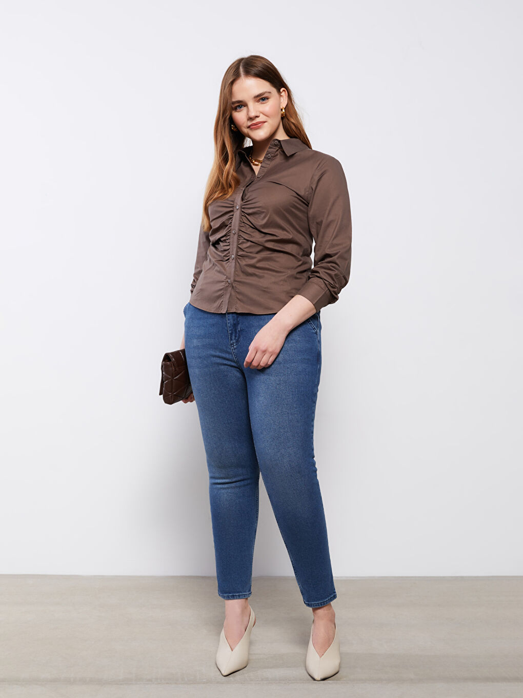 Kahverengi Büyük Beden Önden Düğme Kapamalı Düz Uzun Kollu Poplin Kadın Gömlek-2