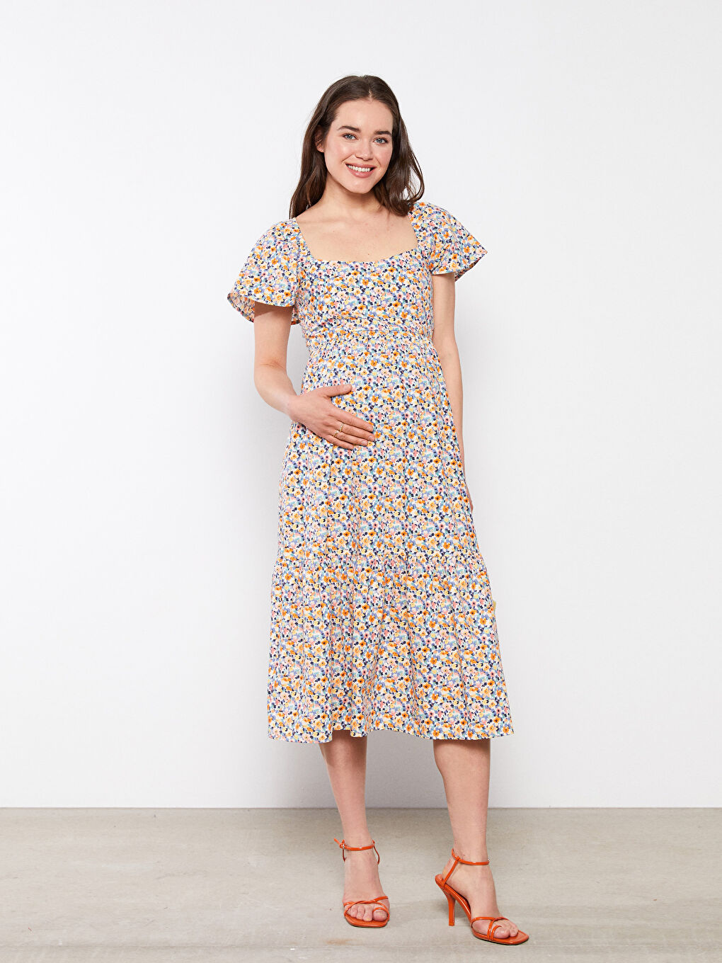 Robe de maternité en popeline florale à manches courtes et col carré