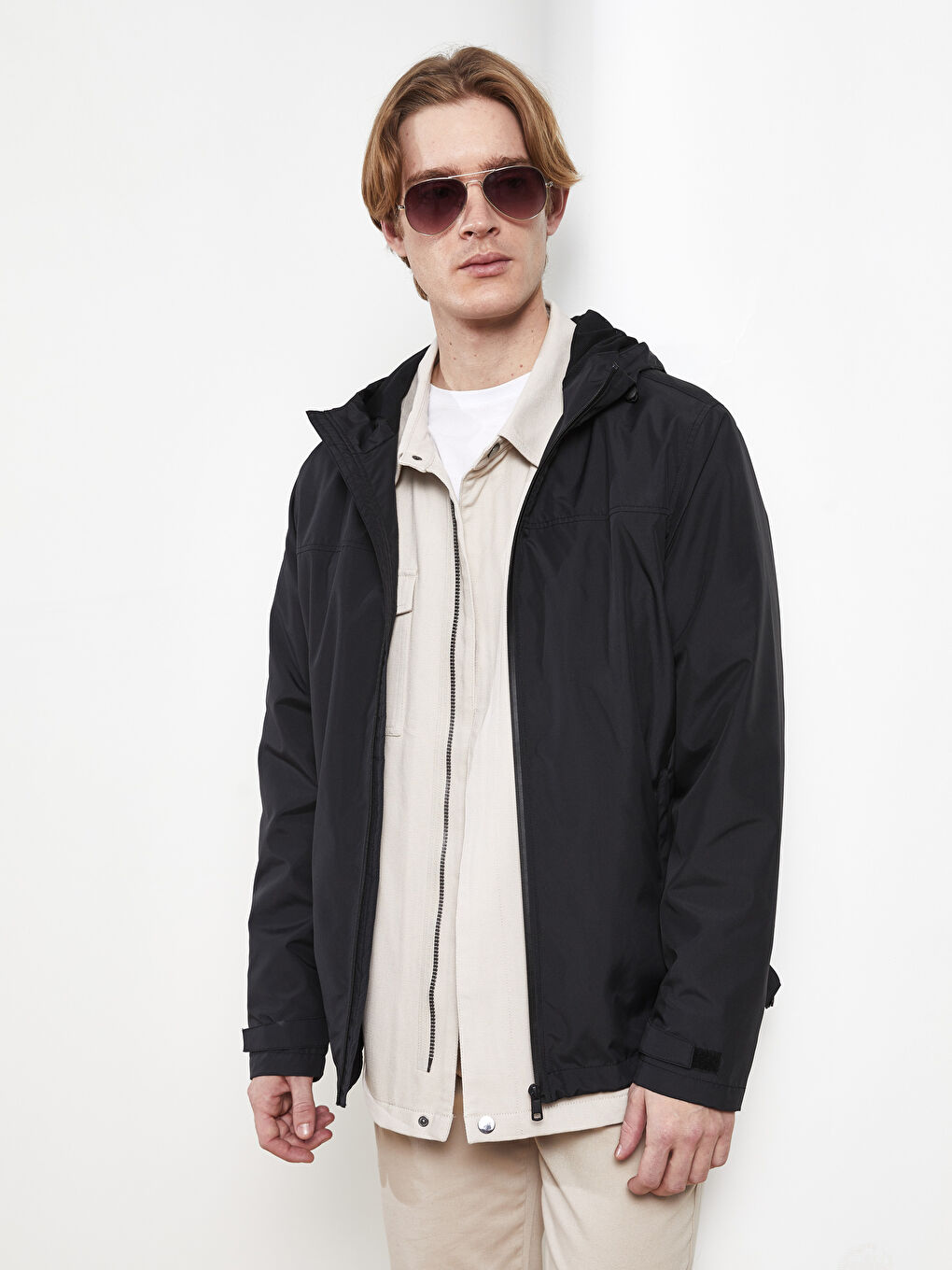 Siyah Standart Kalıp Kapüşonlu Erkek Yağmurluk